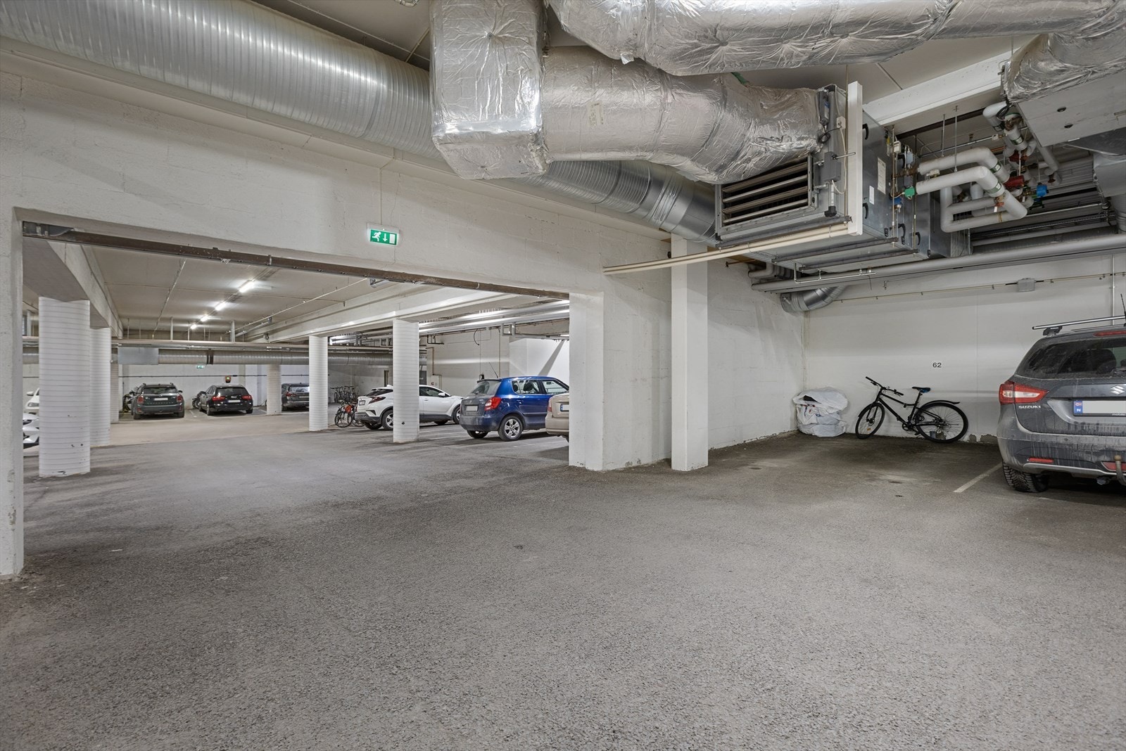 Det medfølger garasjeplass i felles garasjeanlegg i kjeller. Galleribilde