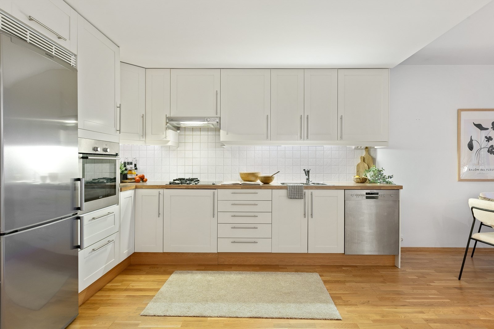 Leiligheten har en romslig åpen stue- og kjøkkenløsning med en lys og tidløs kjøkkeninnredning fra Norema. Galleribilde