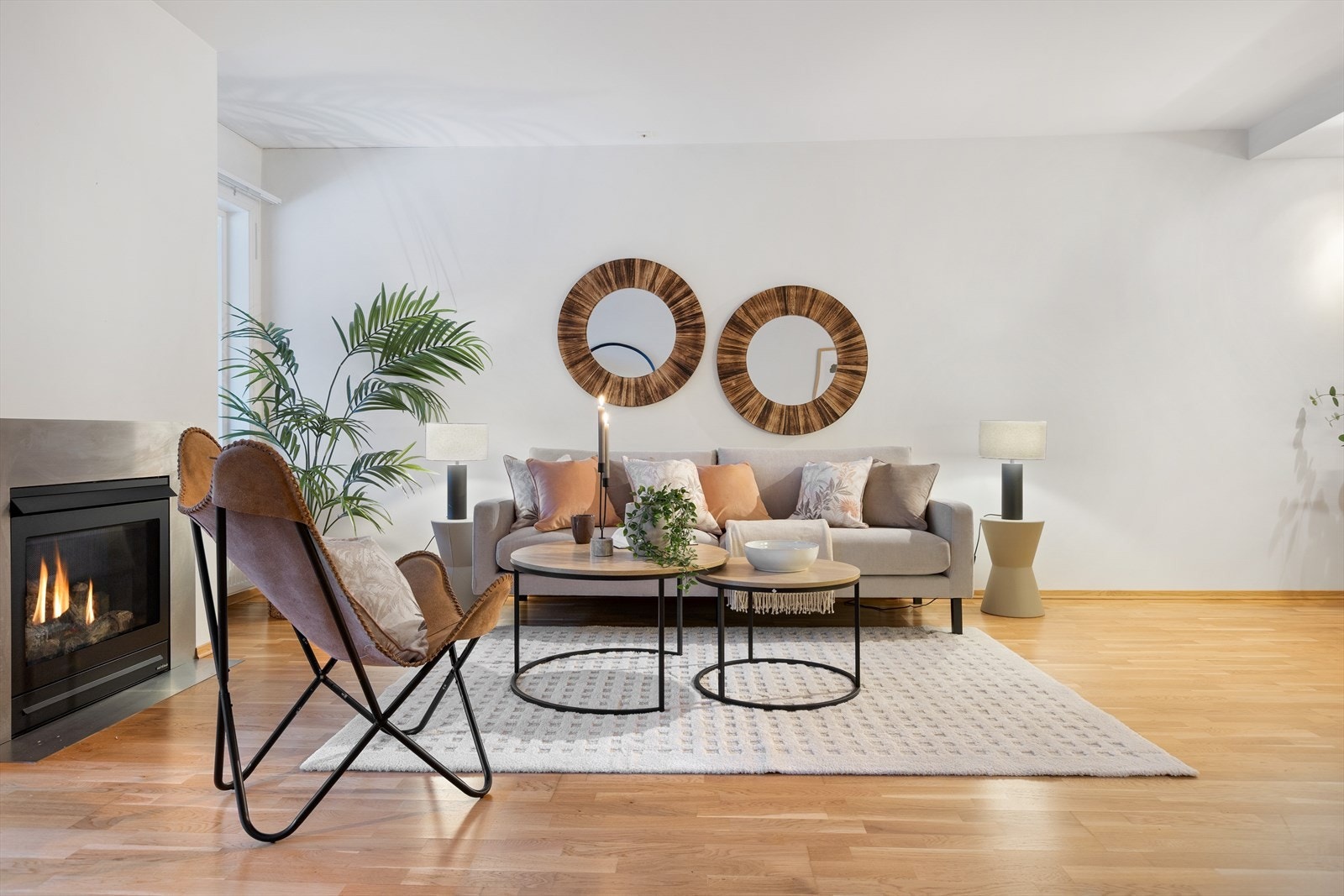 Vegger og himling er hvitmalt og på gulvet er det 3-stavs parkett. Galleribilde