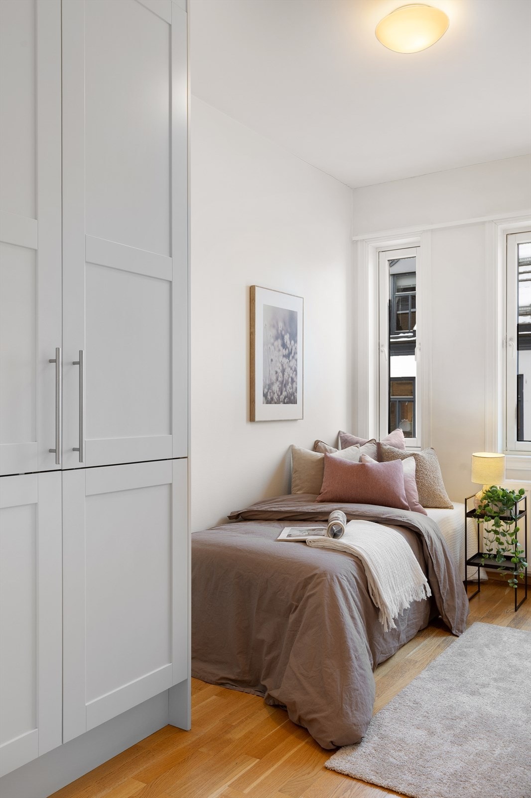 Her er det plass til seng, nattbord, skrivebord eller annet ønskelig. Også her er det garderobeskap. Galleribilde