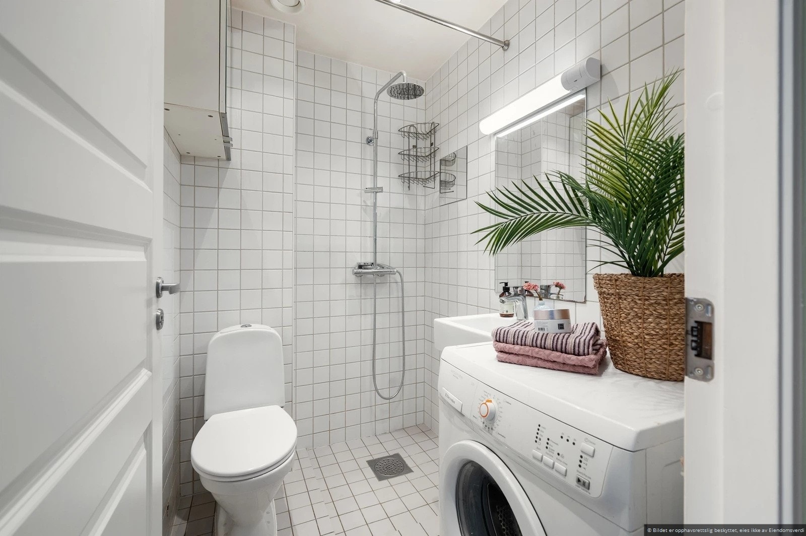 Flislagt bad med vaskemaskin Galleribilde