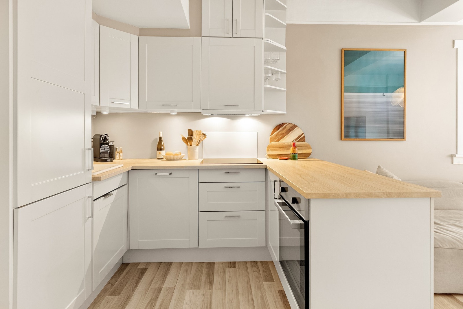 Velutnyttet kjøkkenløsning hvor det er godt med både skap- og benkeplass. Galleribilde