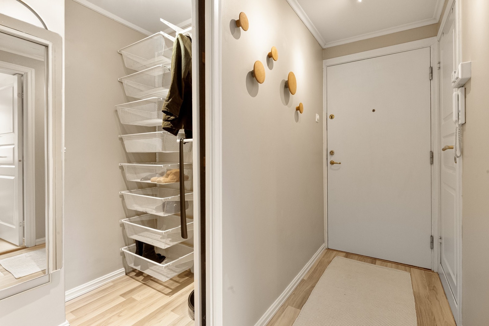 Innvendig kott som benyttes som garderoberom for yttertøy og sko ifm. entreen. Galleribilde