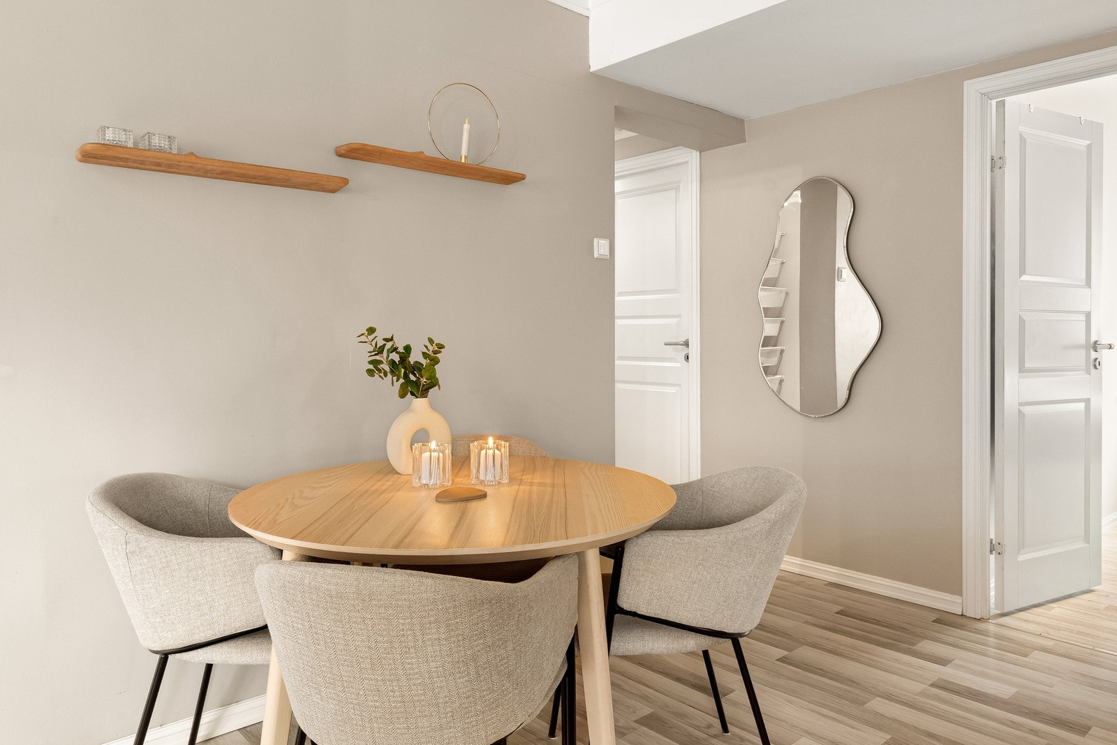 Soverommene og badet ligger praktisk til i bakkant av leiligheten. Galleribilde