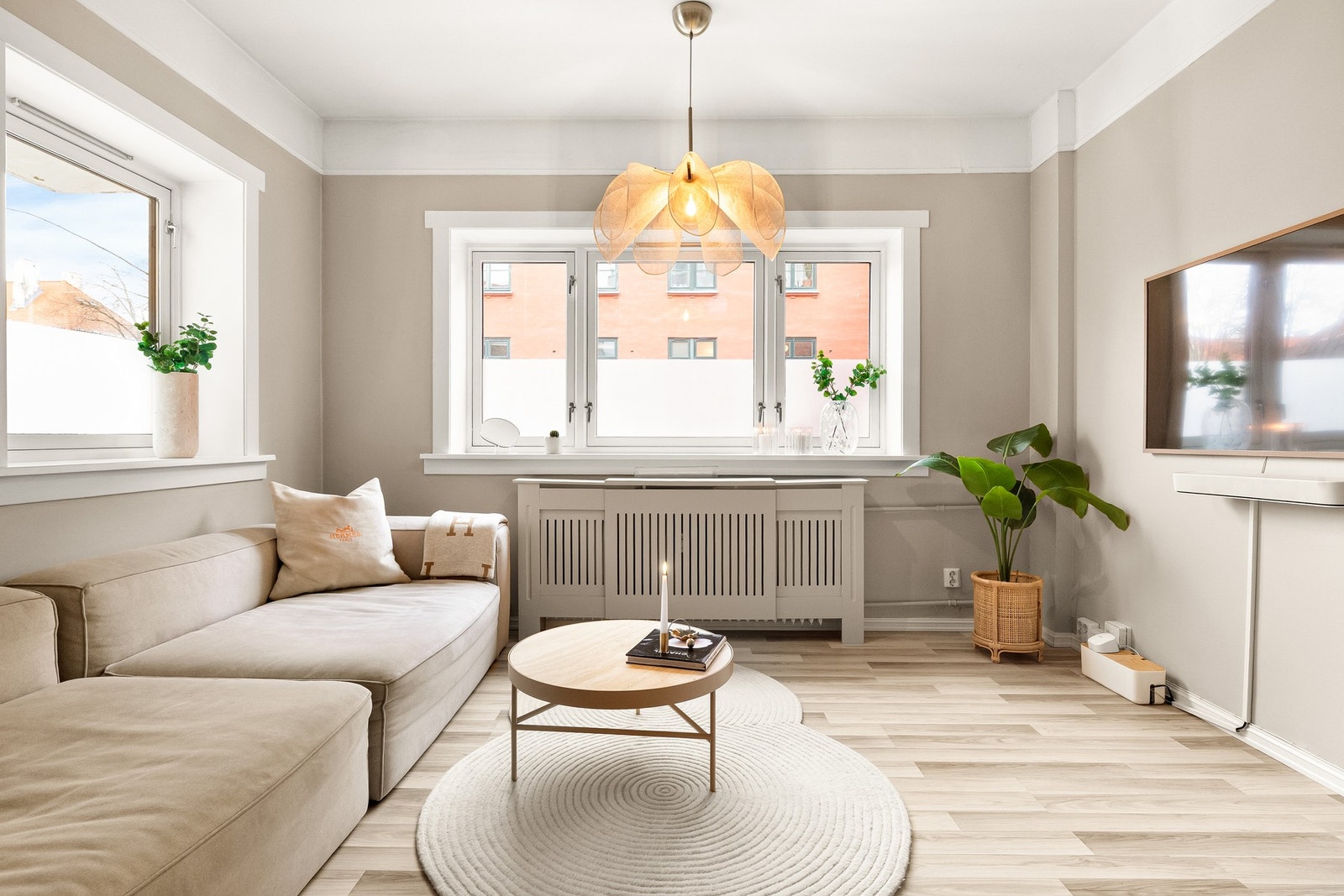 Kjøkken, stue og spiseplass utgjør et stort, sosialt rom. Galleribilde