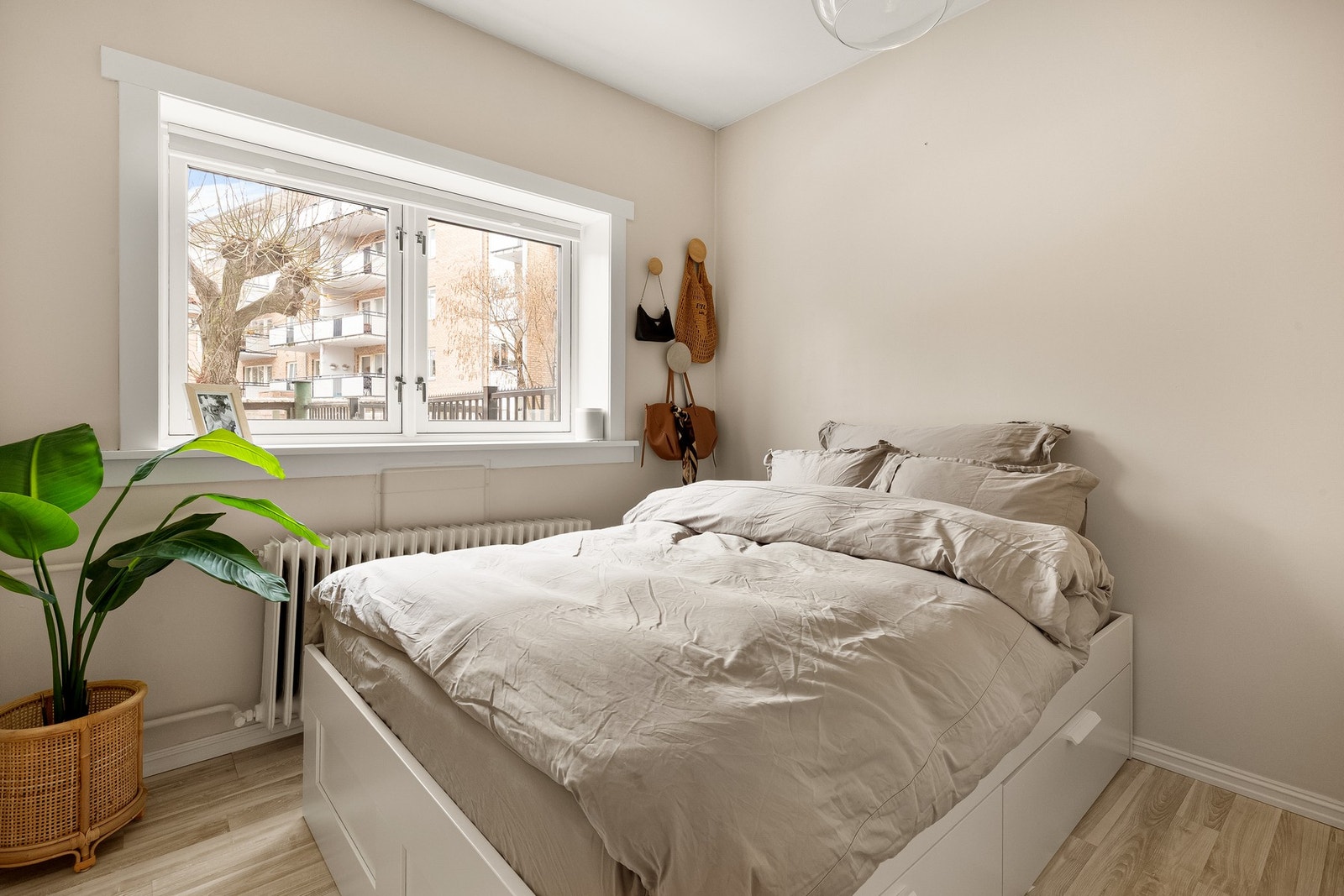 Leiligheten har to soverom, hvorpå begge soverommene vender ut mot inngjerdet gårdsrom. Galleribilde