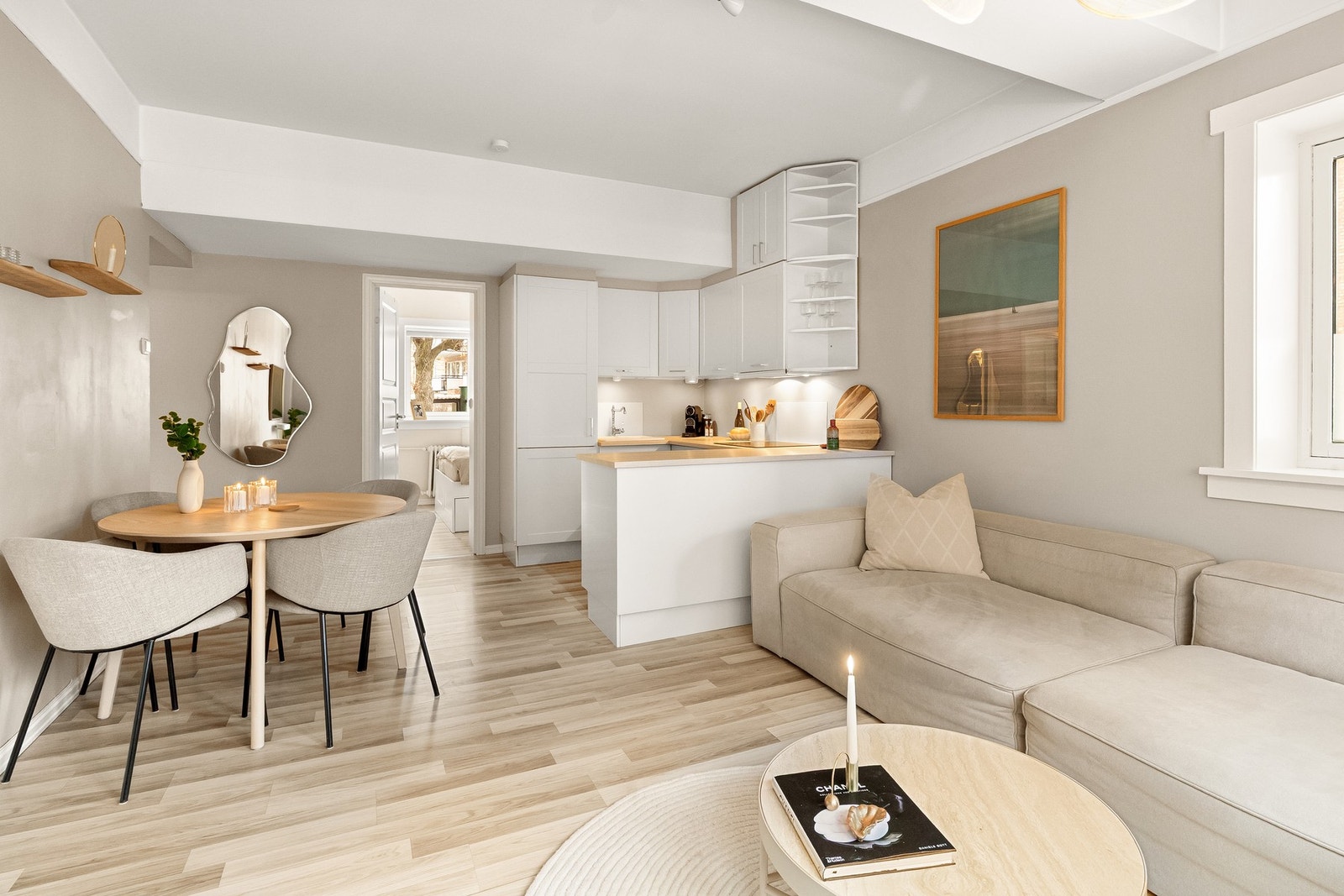 Leiligheten har en gjennomgående planløsning med mye lys, og en god takhøyde på ca. 2,7 m. Galleribilde