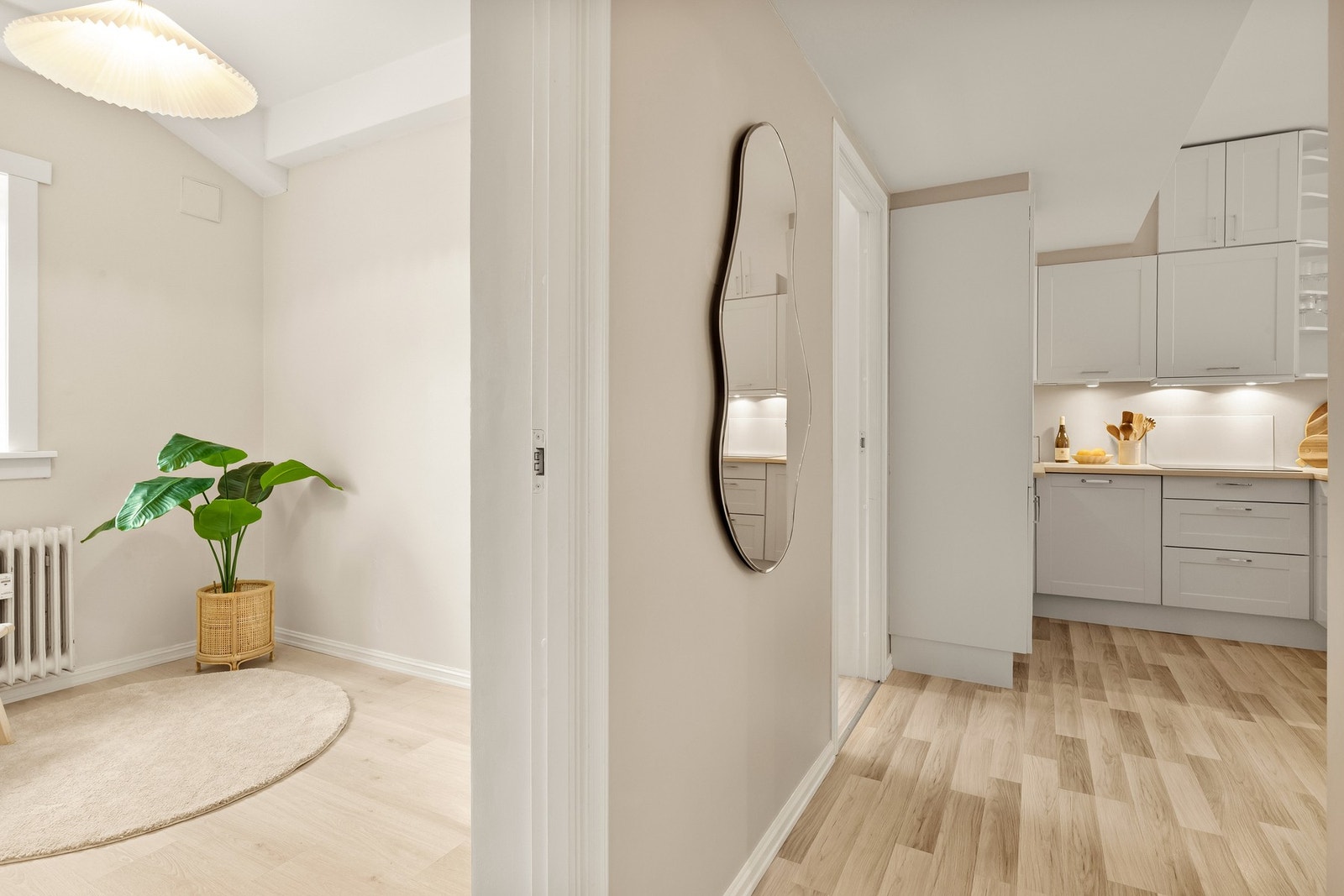 Innbydende og moderne standard med lyse overflater og laminat i gulvet. Galleribilde