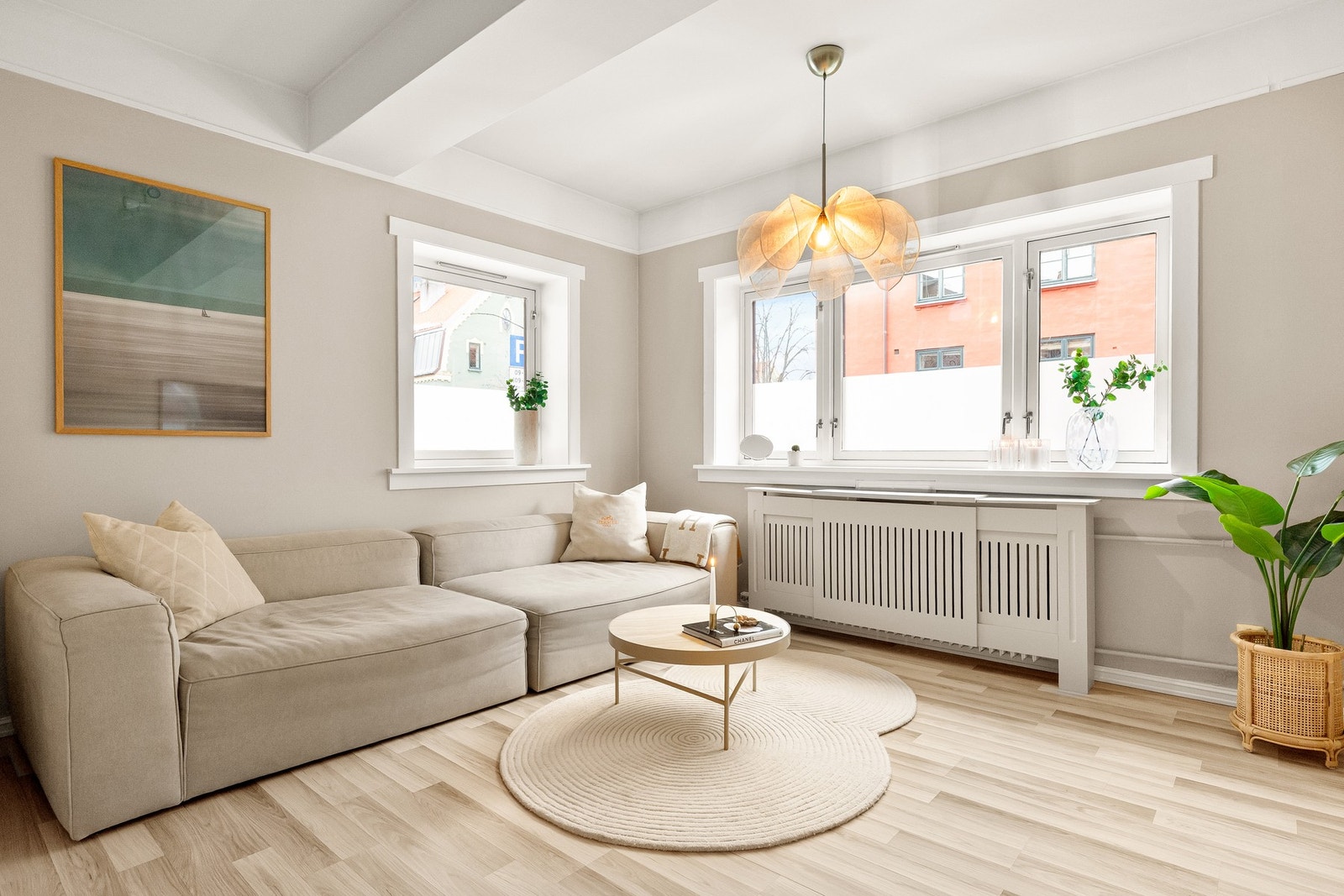 Leilighetens hjørneplassering bidrar også til godt med lysinnslipp. Galleribilde