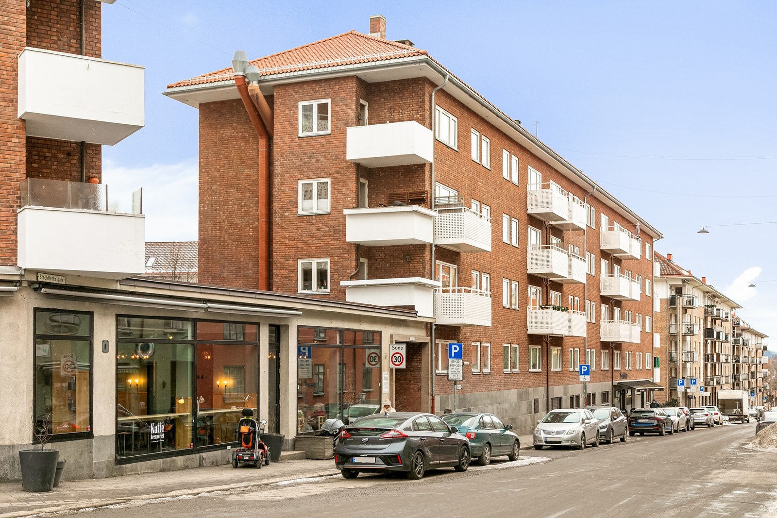 I nærområdet er det et også et bredt tilbud av tur-, trenings- og rekreasjonsmuligheter, samt gode kollektivforbindelser i alle byens retninger. Bussholdeplass i umiddelbar nærhet. Galleribilde