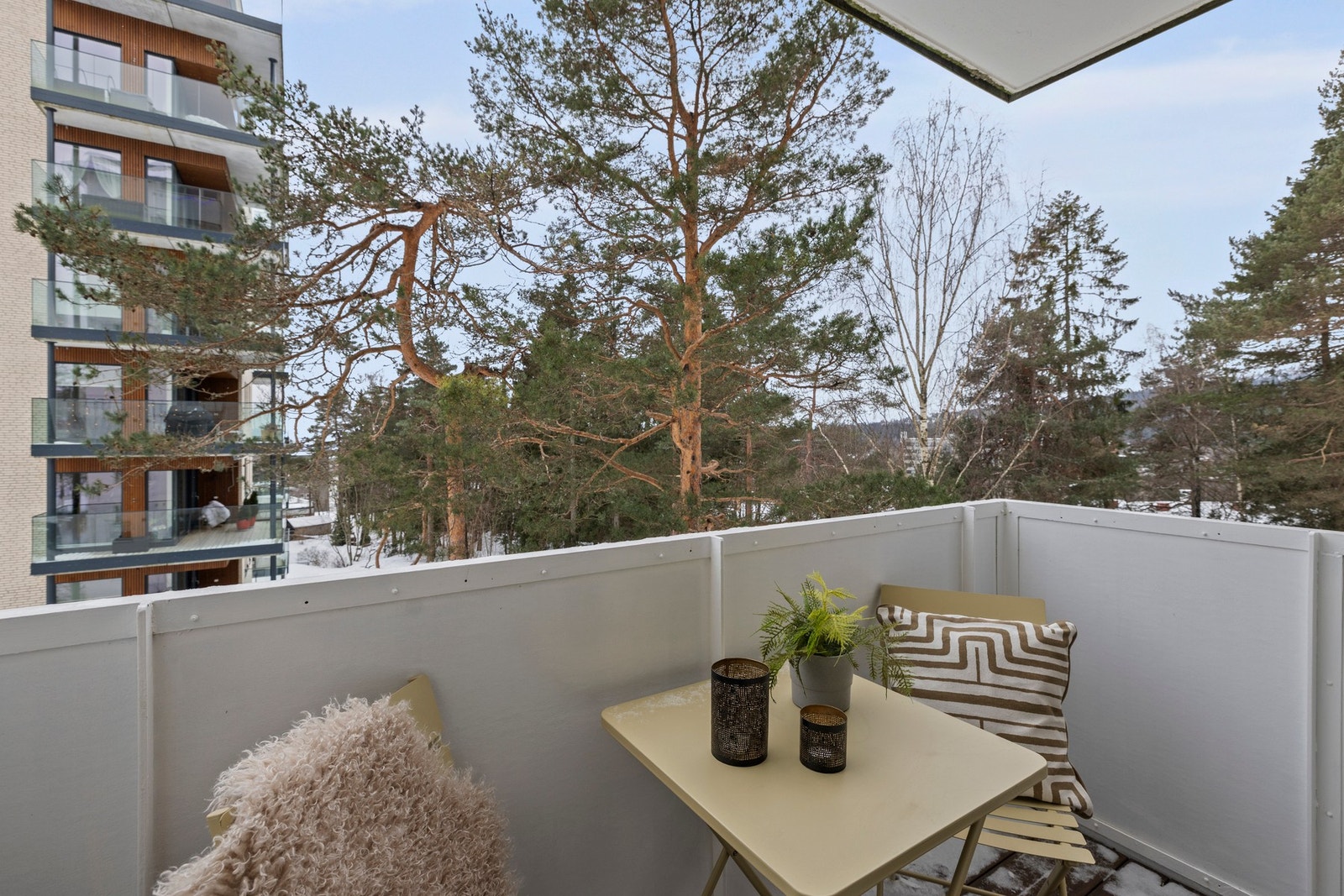 Utgang til sydvest-vendt balkong på ca. 4 m2 fra stuen Galleribilde