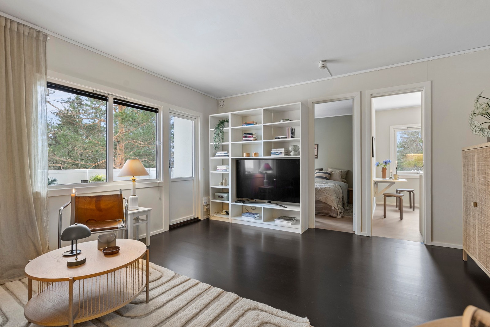 Store vindusflater gir i tillegg rikelig med naturlig lys i rommet Galleribilde