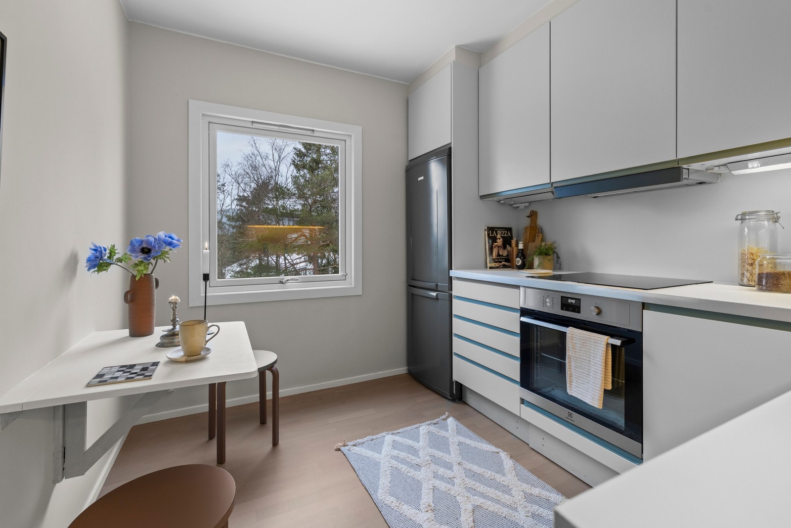 Separat kjøkken med spiseplass og nydelig grønt og frodig utsyn Galleribilde