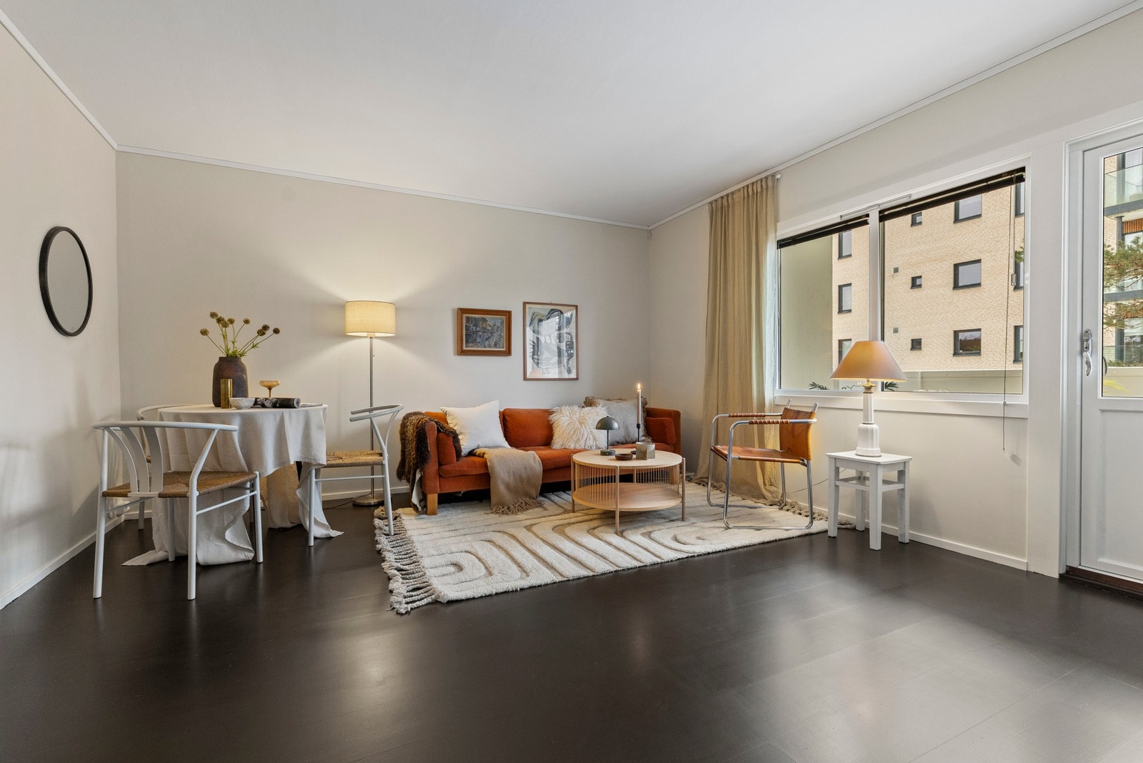 Stuen fremstår som lys og luftig med utgang til solrik balkong med vidt utsyn Galleribilde