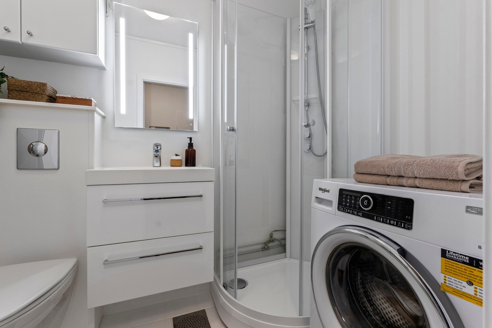 Dusjkabinett med termostatstyrt dusjbatteri i krom med både hånd- og regnfallsdusj Galleribilde