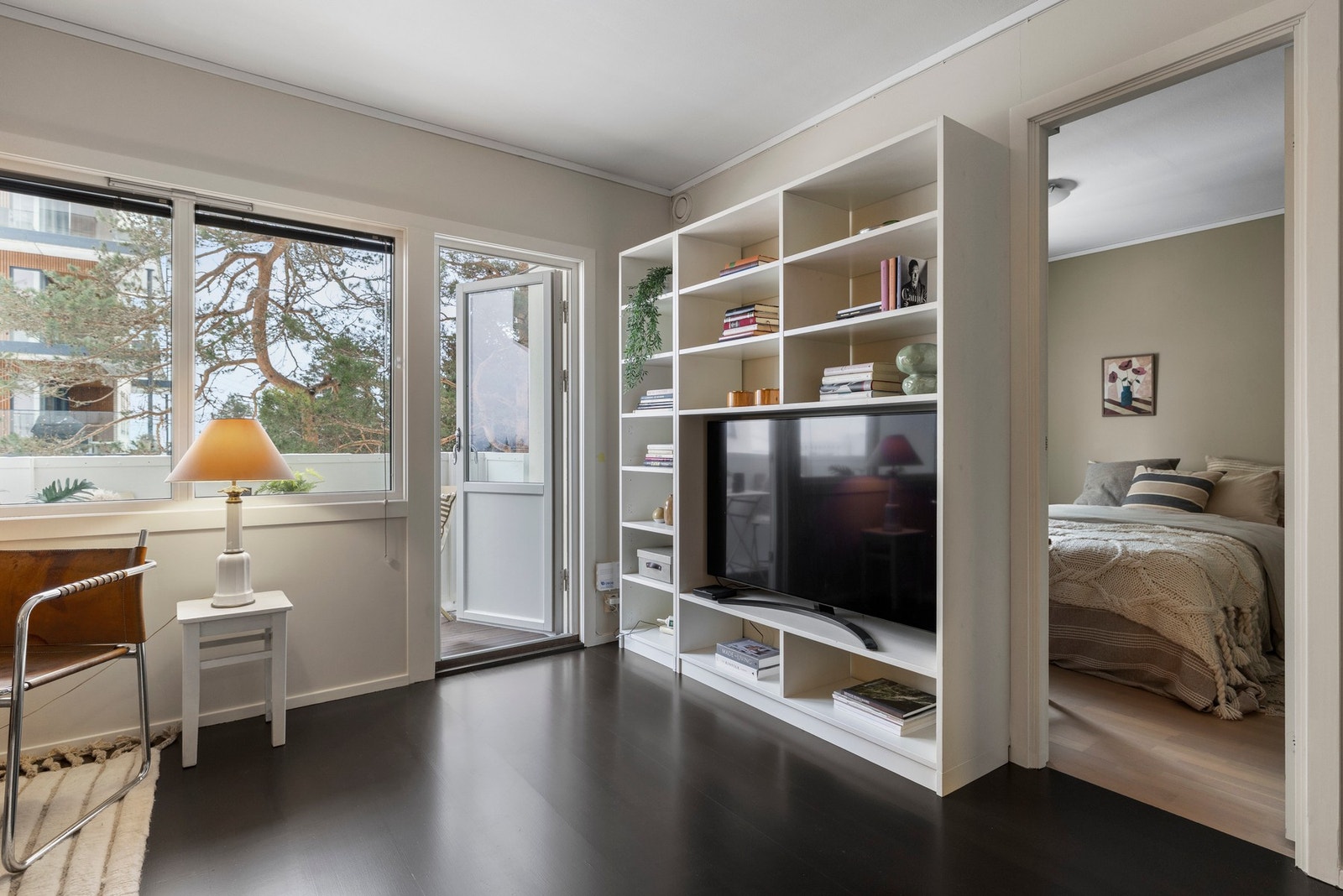 Utgang til sydvest-vendt balkong på ca. 4 m2 fra stuen Galleribilde