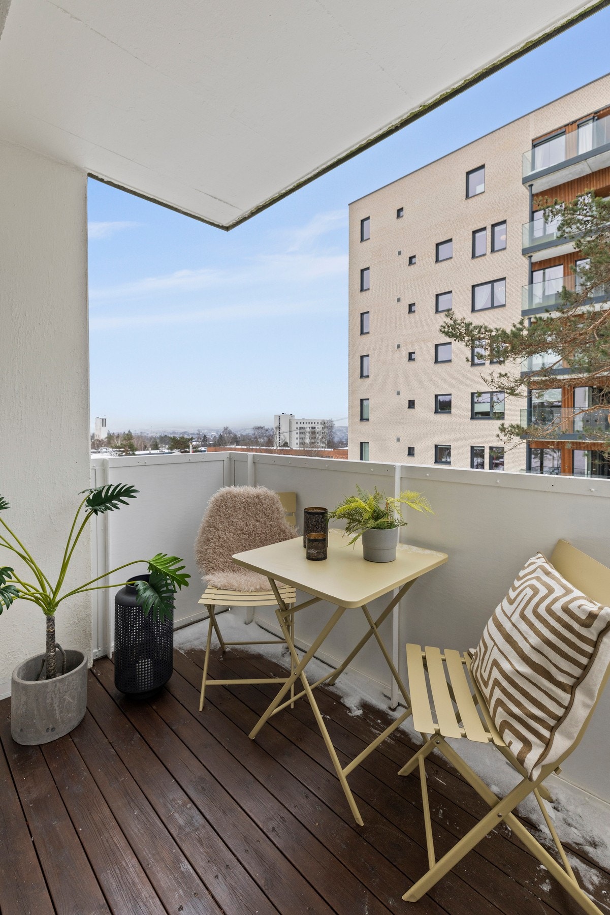 Balkong i betong med rekkverk i stål, malt mur på vegger og beisede tregulv på gulvet Galleribilde