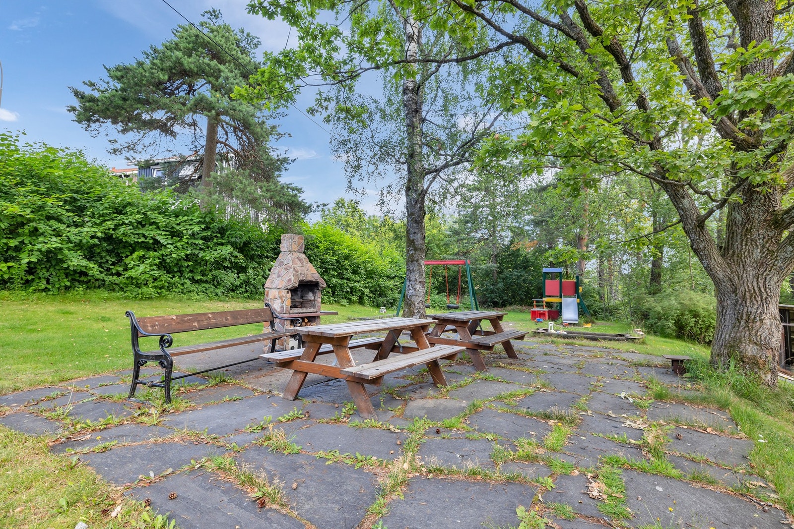 Området er stille og fritt for gjennomgangstrafikk, med frodige omgivelser og et trygt bomiljø som passer både barnefamilier og andre som ønsker en aktiv og behagelig hverdag Galleribilde