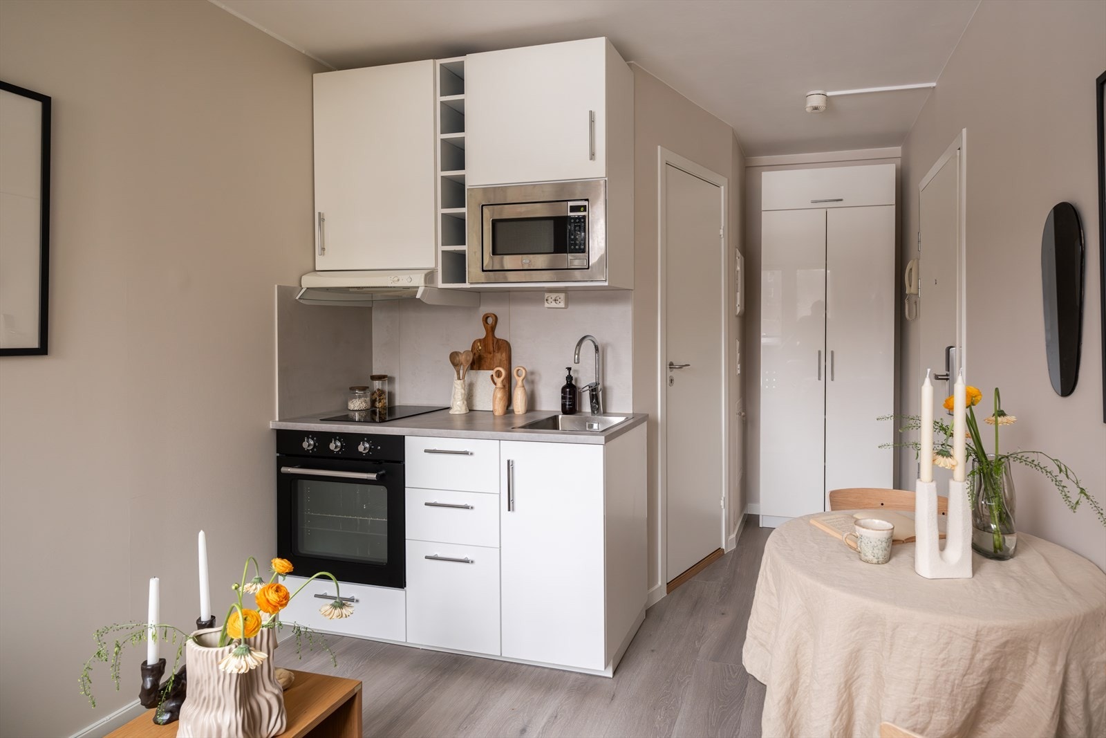 Kjøkkenet har godt med oppbevaring. Galleribilde