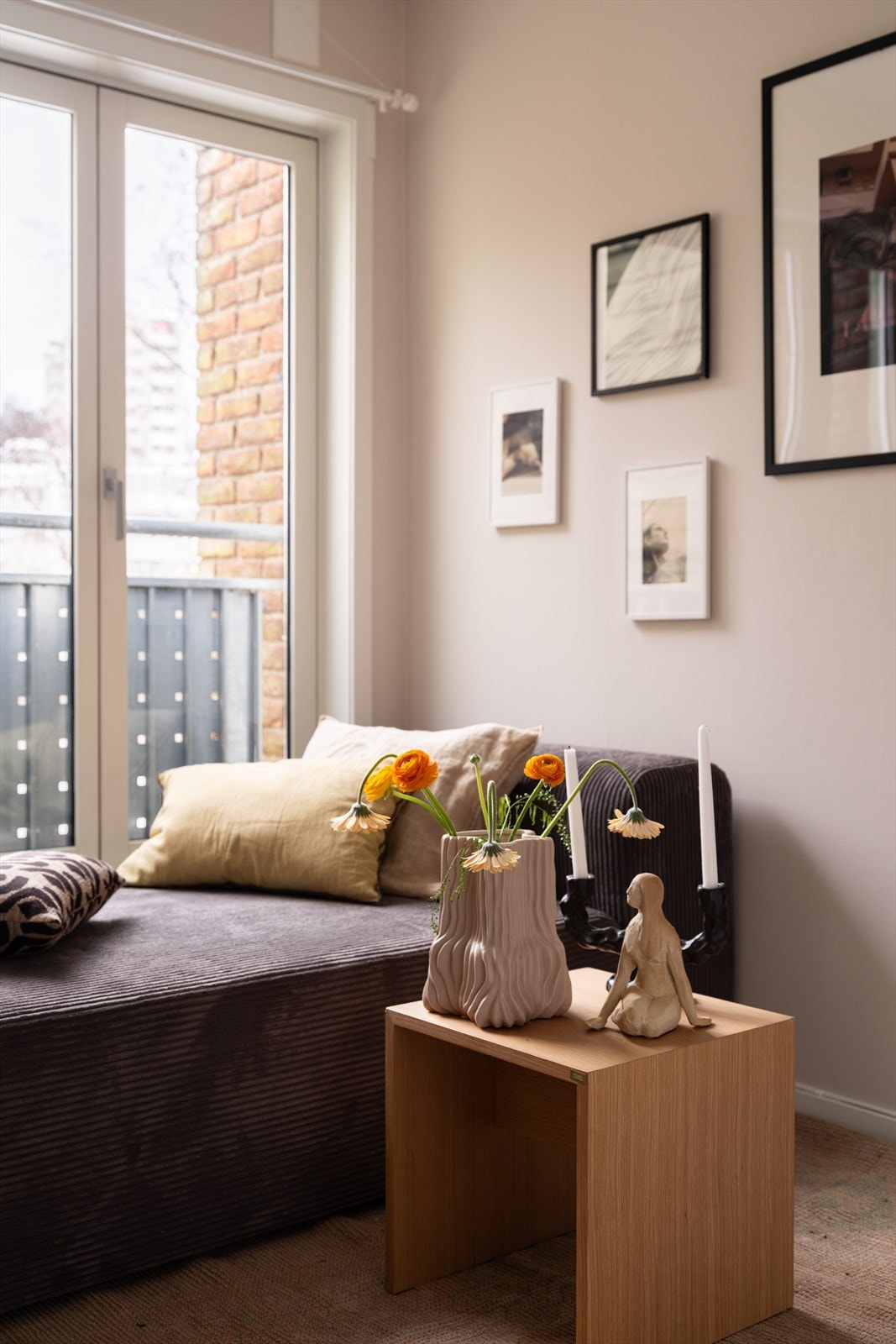 Leiligheten får rikelig med naturlig lys gjennom vinduene. Galleribilde