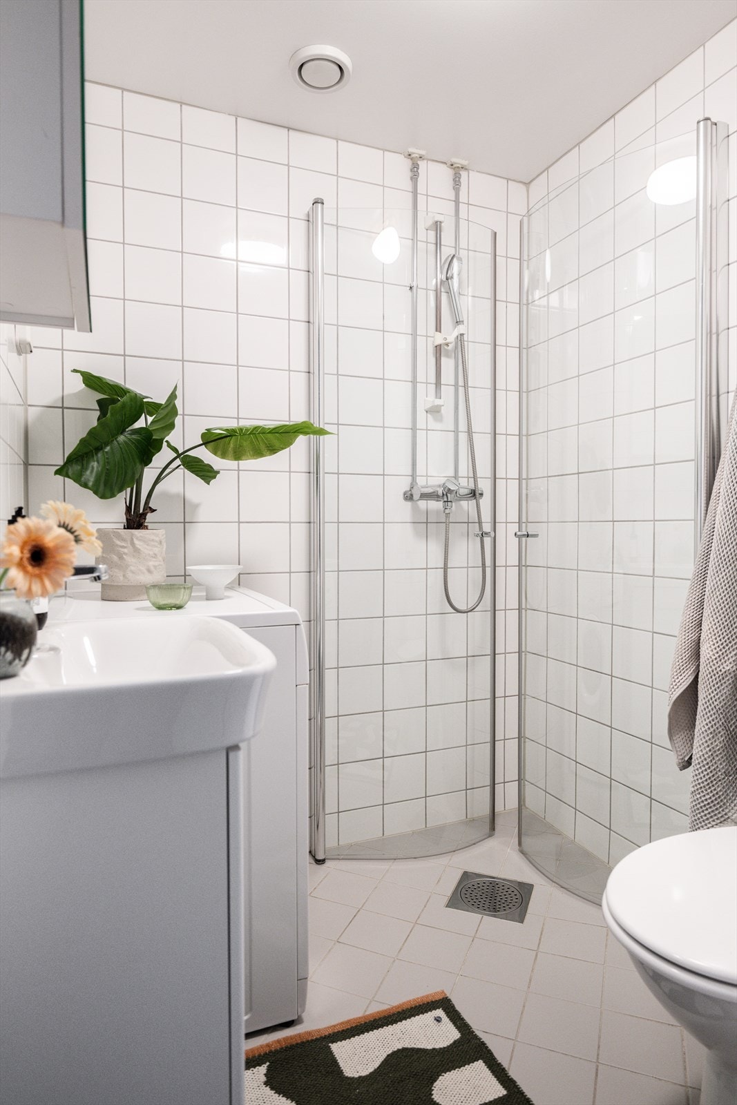 Badet er romslig med moderne og tidløse fliser. Badet har dusjhjørne, samt servant med speil over. Galleribilde