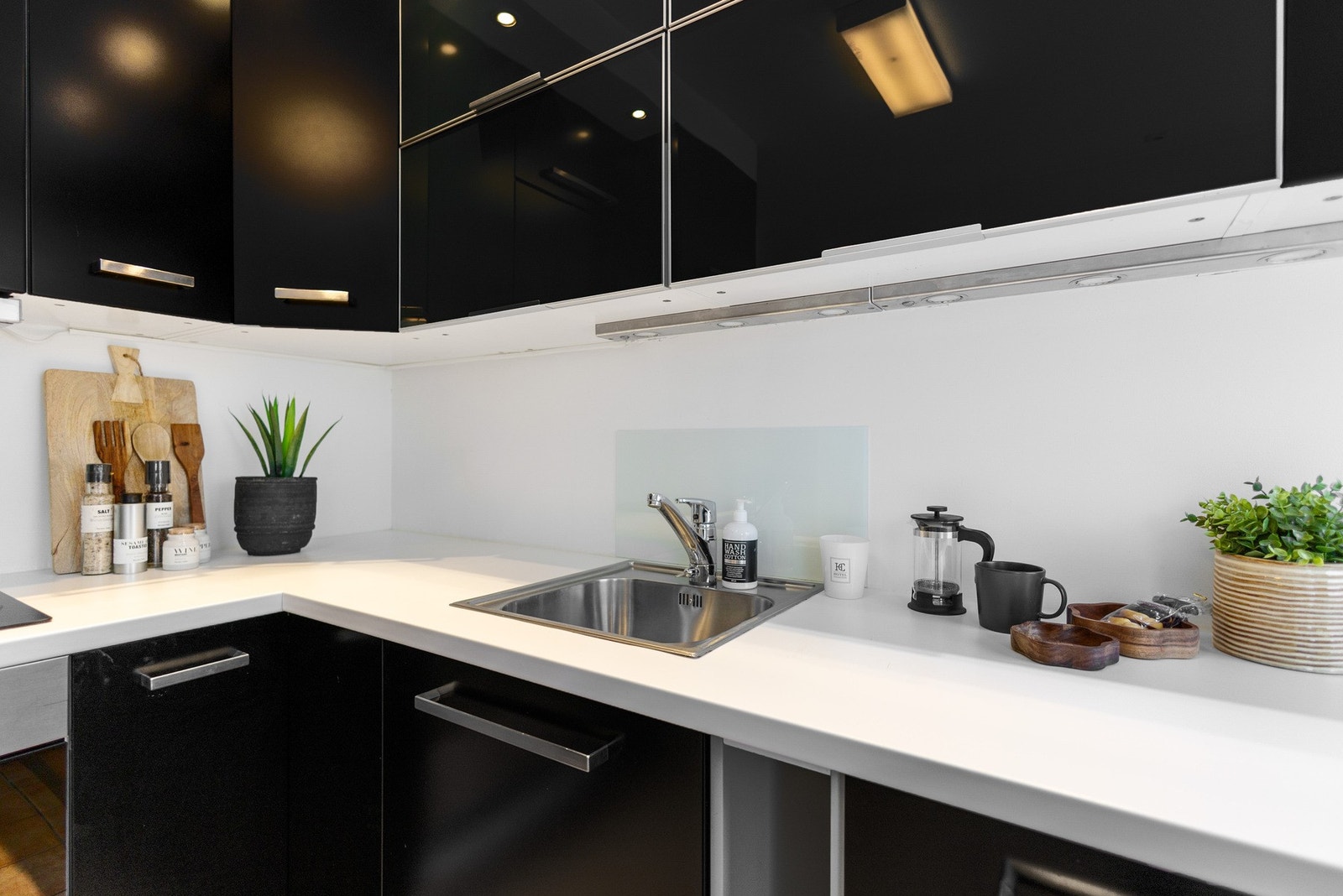 Det er godt med skap- og benkeplass på dette funksjonelle kjøkkenet i u-løsning. Galleribilde