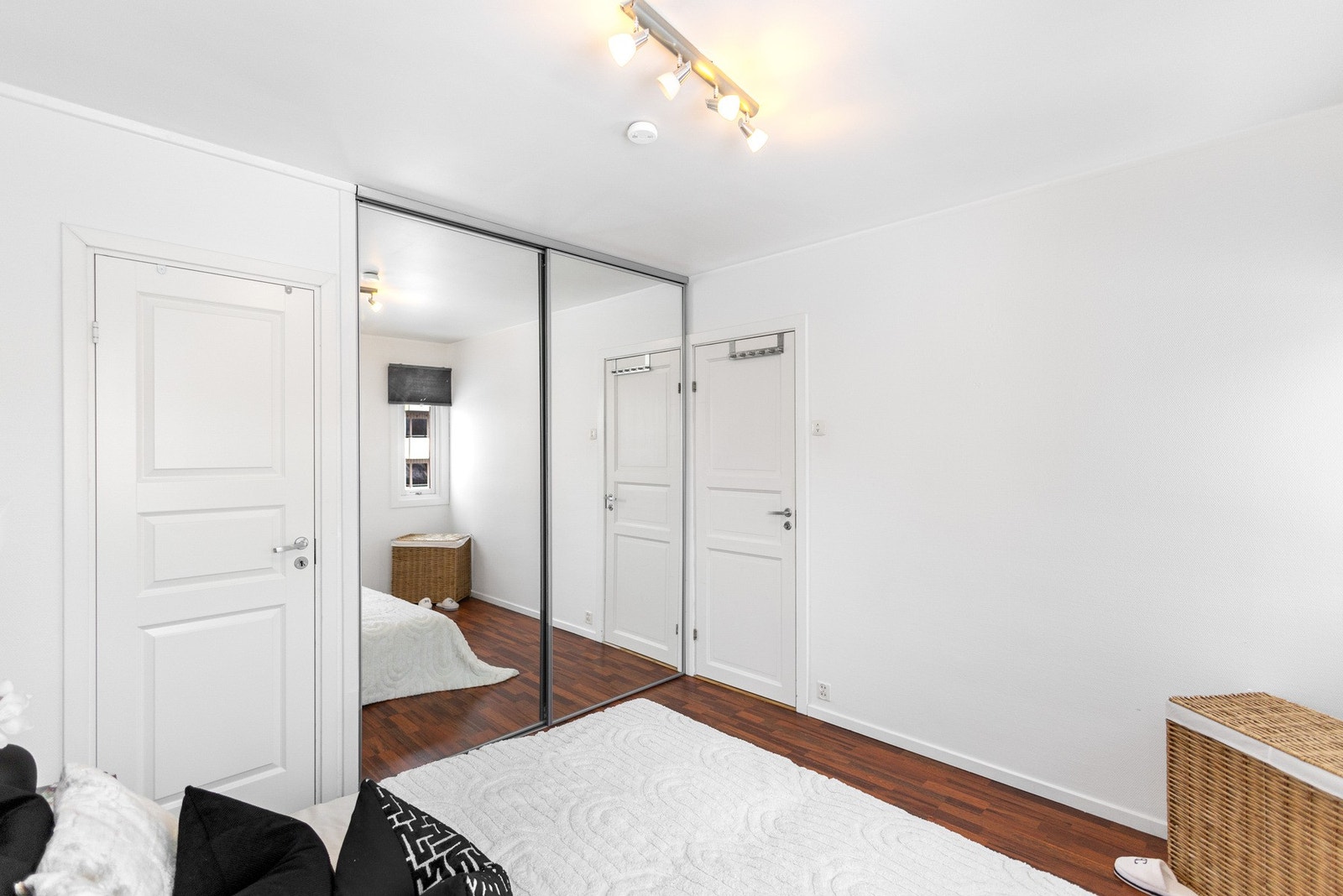 I tillegg til skyvedørsgarderoben er det også et rom innenfor soverommet for lagring av klær og utstyr. Galleribilde