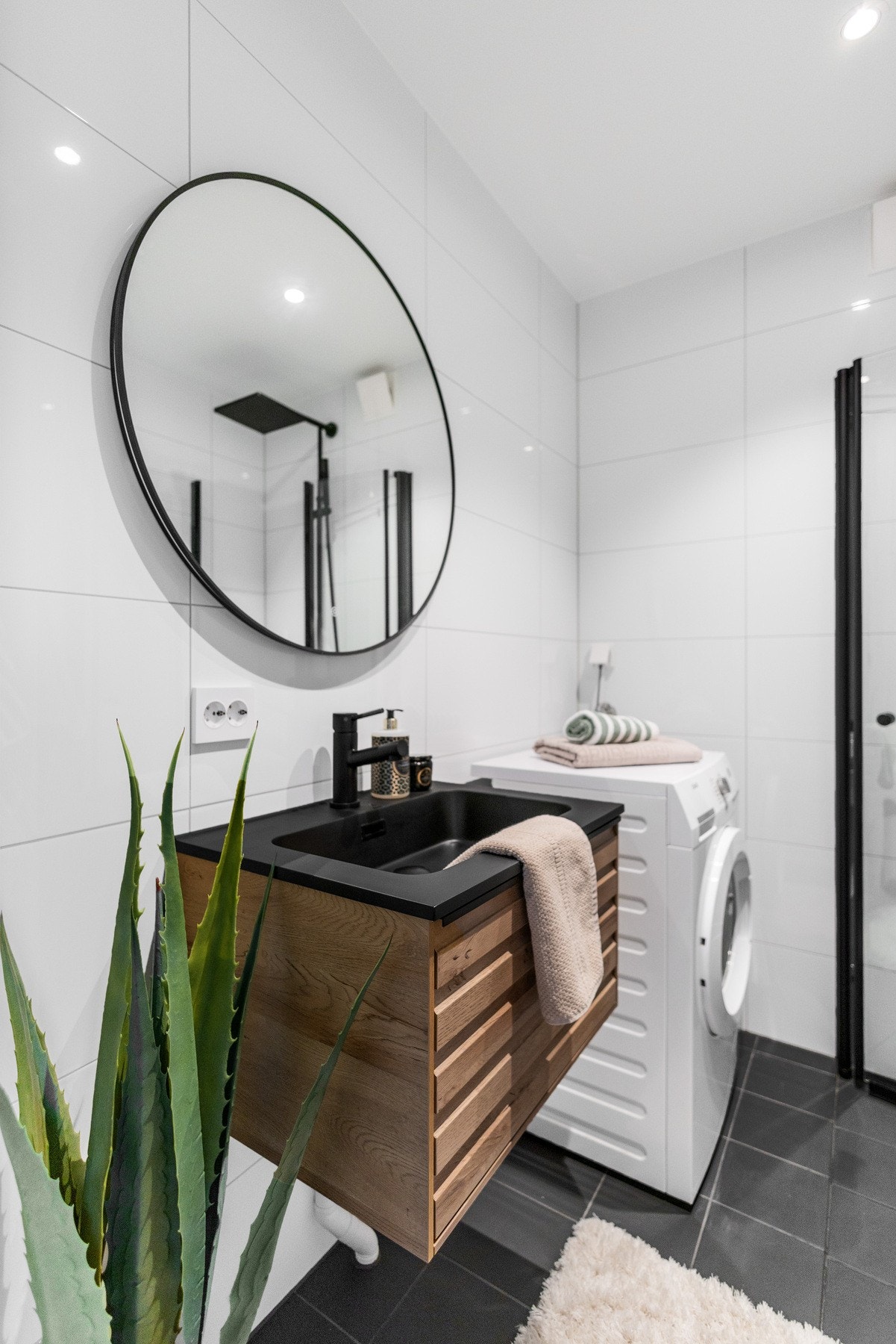 Rommet har opplegg for vaskemaskin. Badet har naturlig ventilering. Galleribilde