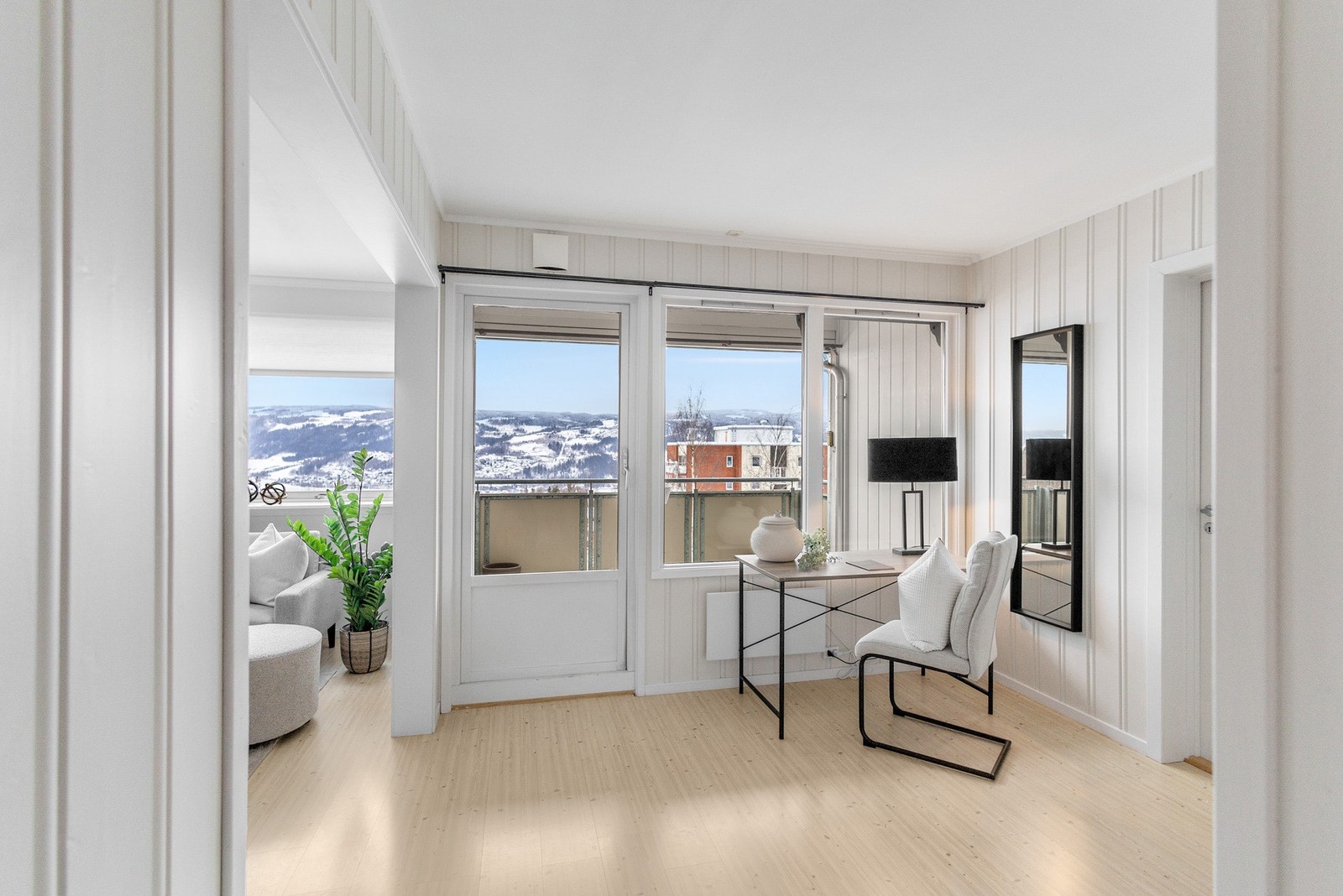 Fra stuen er det utgang til balkong på 7 kvm med god plass til utemøbler. Galleribilde