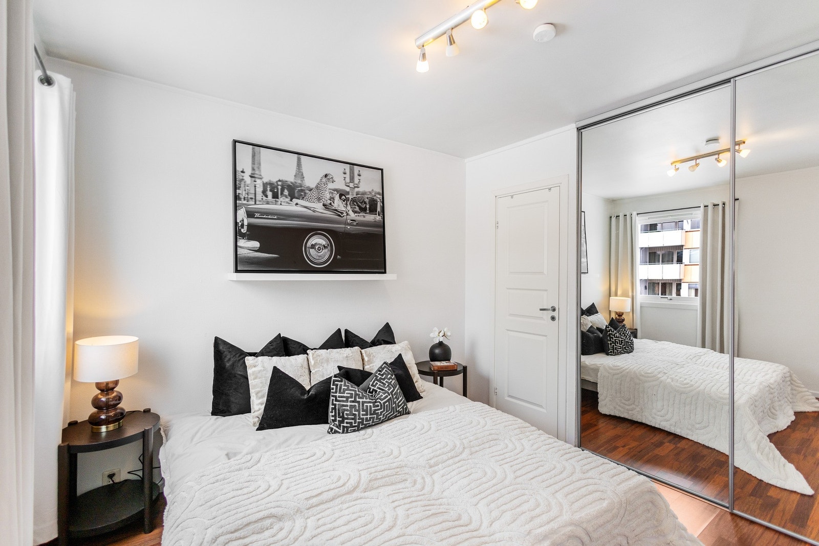 Det ene soverommet har en romslig skyvedørsgarderobe med speilfronter. Galleribilde