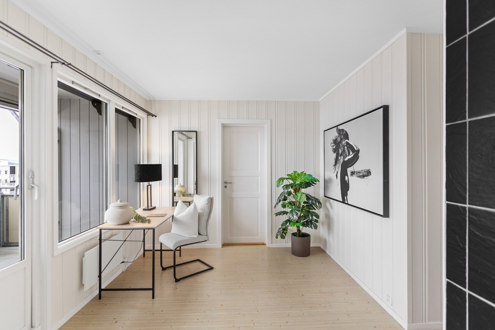 Stuen fremstår som lys og romslig med gode møbleringsmuligheter. Galleribilde