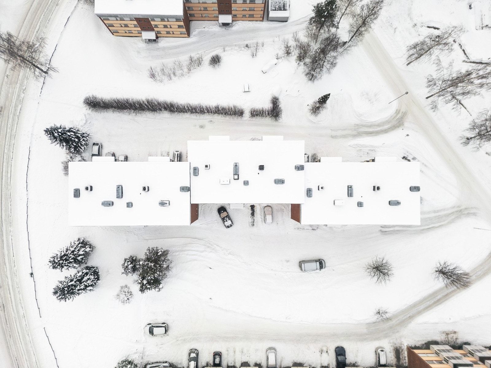 Leiligheten disponerer parkeringsplass inntil boligblokken på baksiden av bygget. Galleribilde