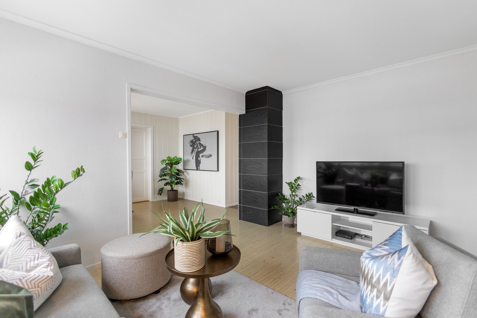 Rommet har en naturlig inndeling som gir plass til både sofagruppe og spise- eller arbeidsplass. Galleribilde