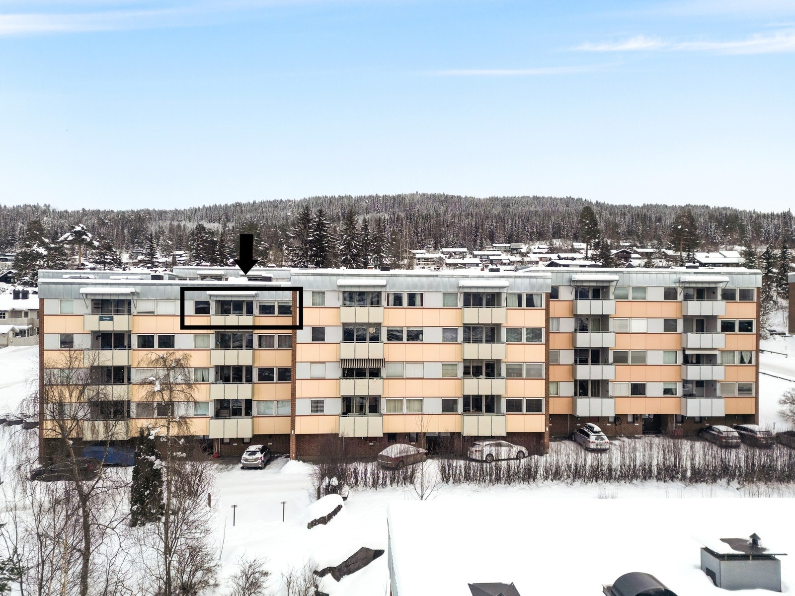 Fire av etasjene inneholder leiligheter. Underetasjen består av fellesareal og boder. Galleribilde