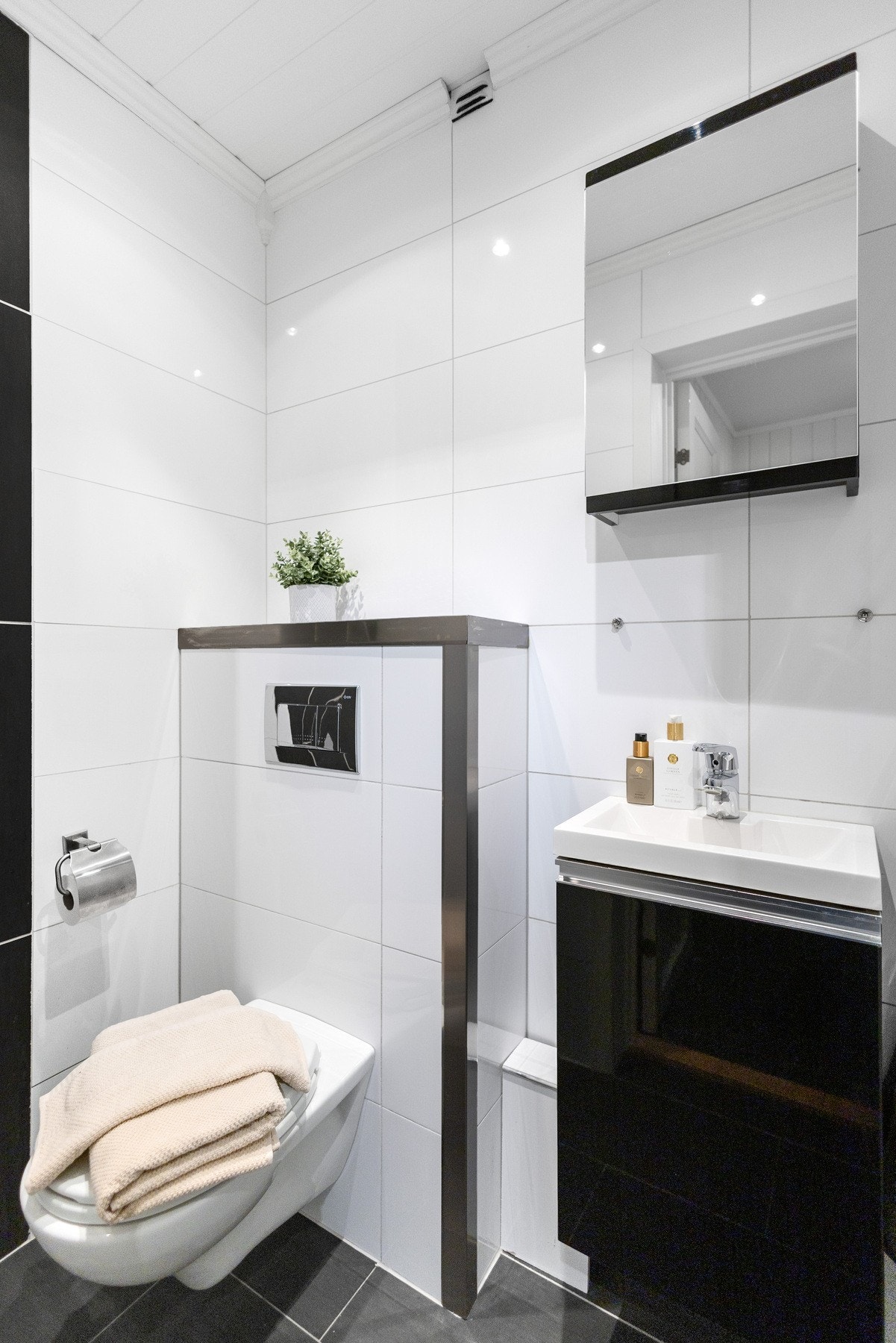 Leiligheten har et separat toalettrom i forbindelse med inngangspartiet. Galleribilde