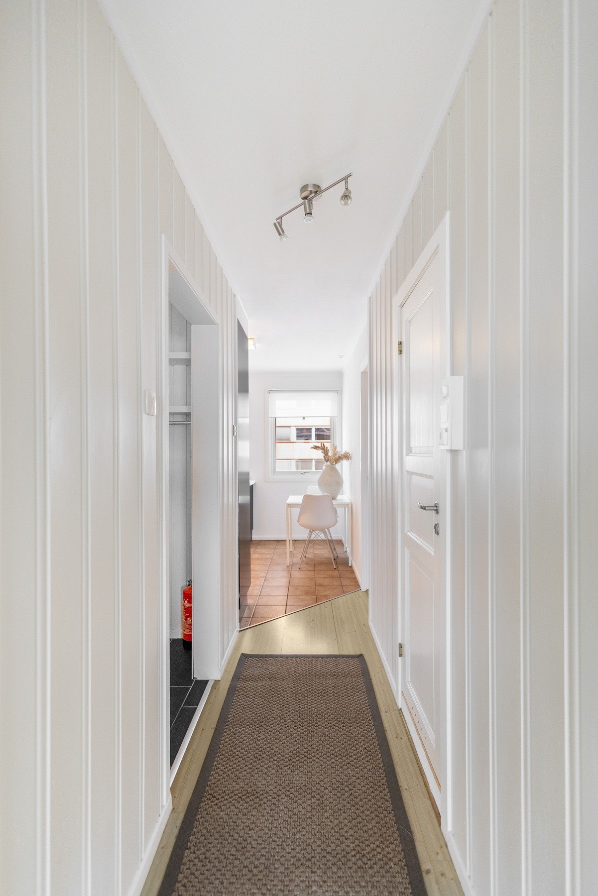 Fra inngangspartiet ønskes man velkommen i en romslig gang som gir god adkomst til boligens øvrige rom. Galleribilde