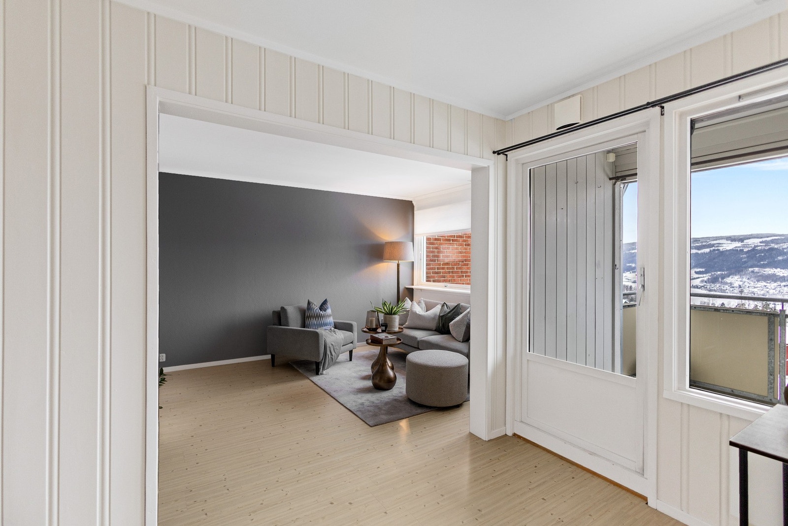 Store vindusflater gir rikelig med naturlig lys og fin utsikt, og bidrar til en luftig romfølelse. Galleribilde