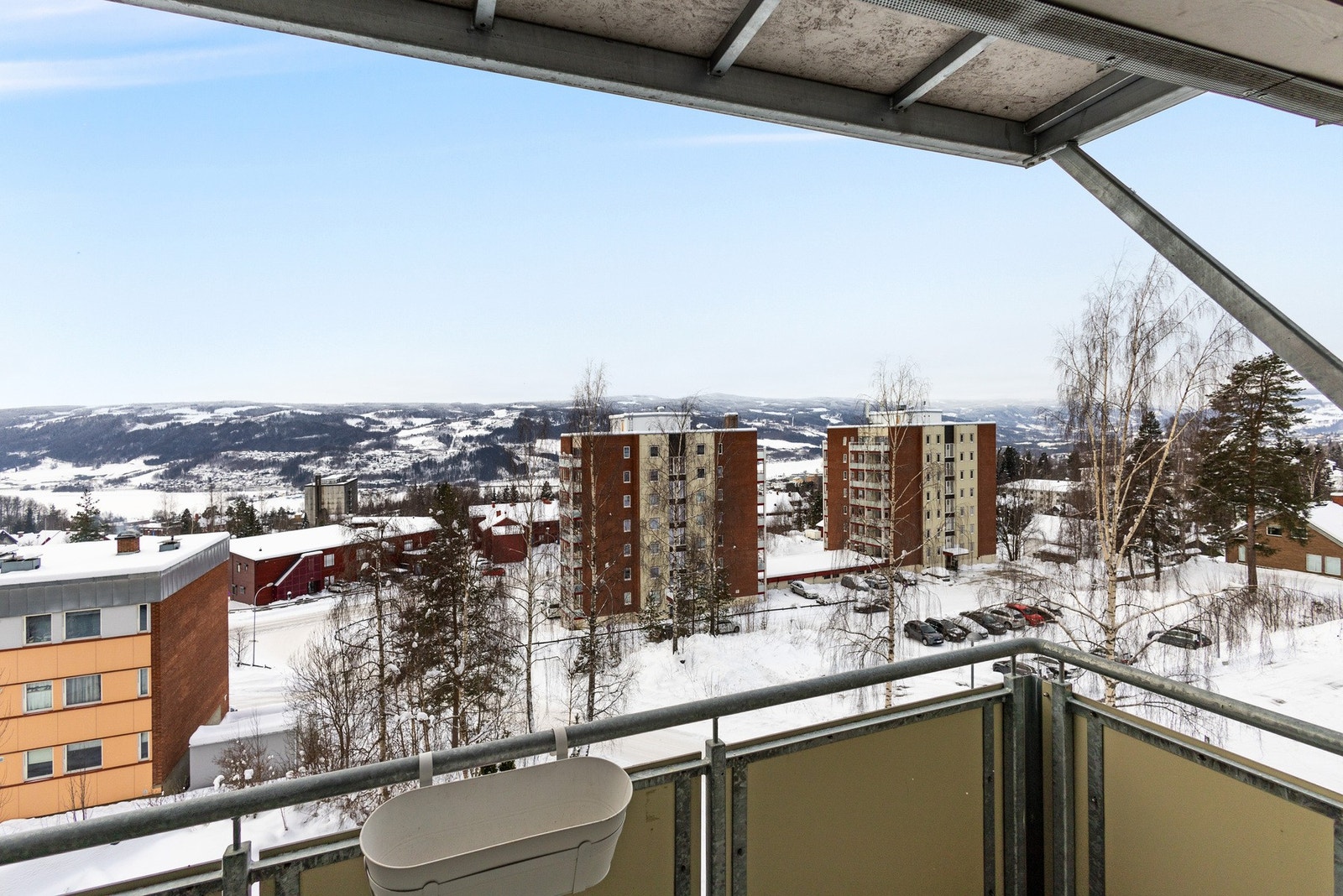 Fra stuen er det utgang til balkong på 7 kvm med god plass til utemøbler. Her ligger det til rette for å nyte utsikten og de gode solforholdene. Galleribilde