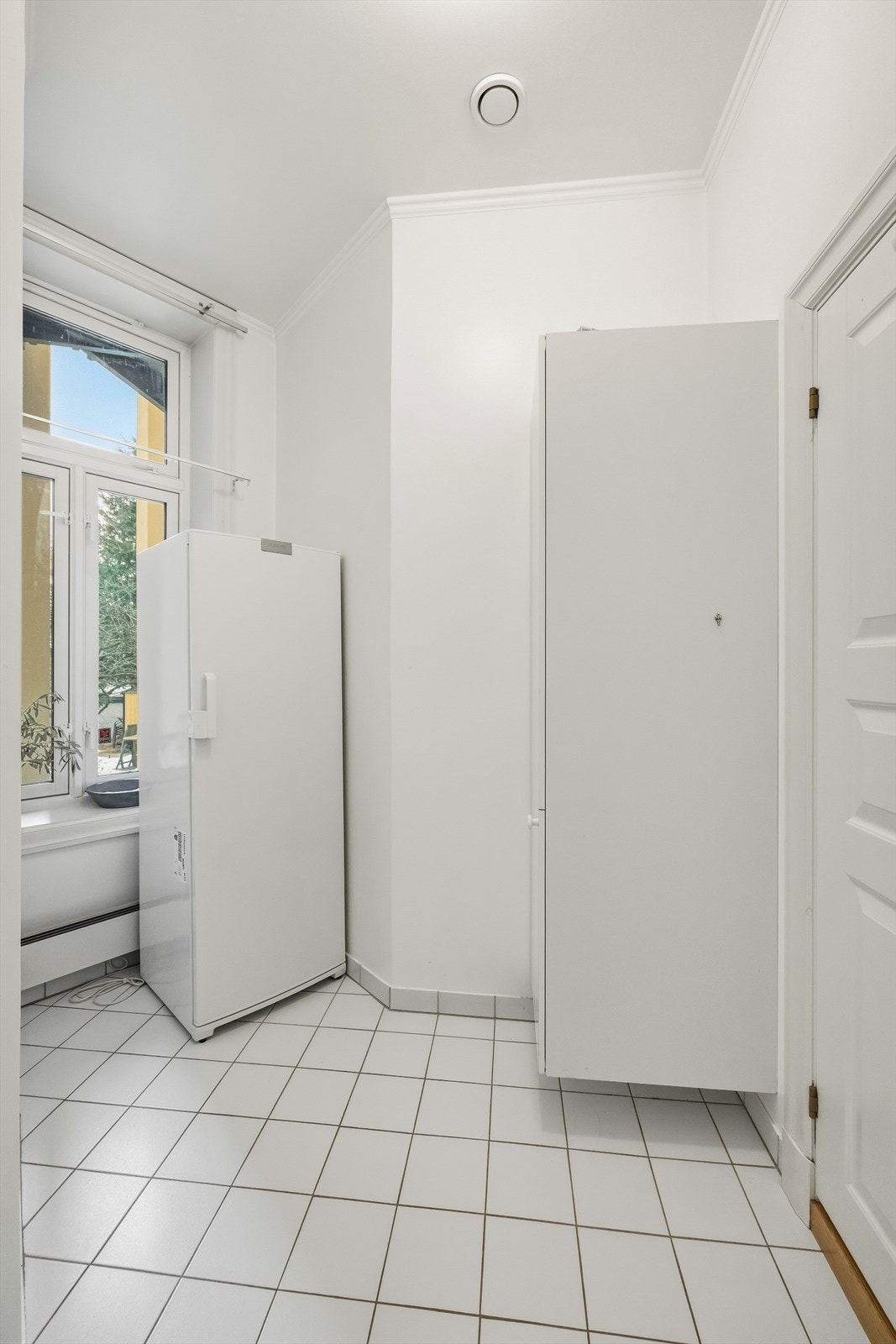 Vaskerom med flislagt gulv, en funksjonell og lettstelt arbeidsplass i hverdagen Galleribilde