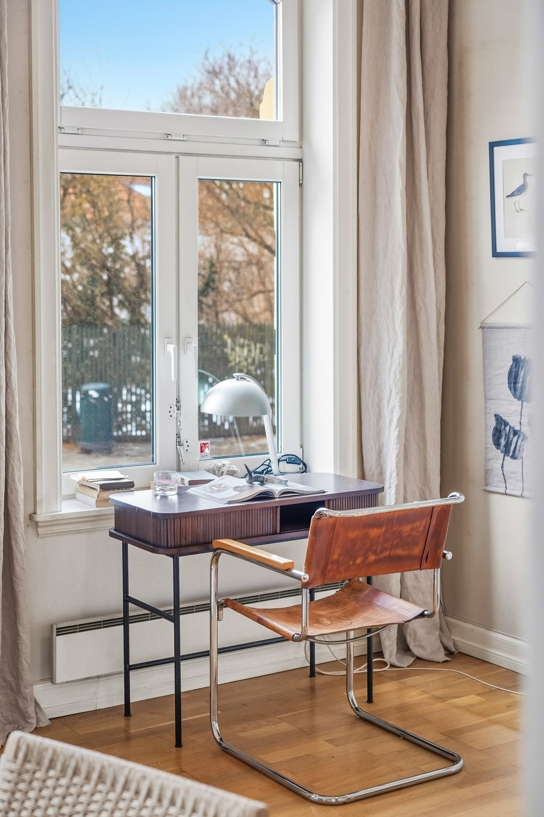 Praktisk plass til hjemmekontor i stuen Galleribilde