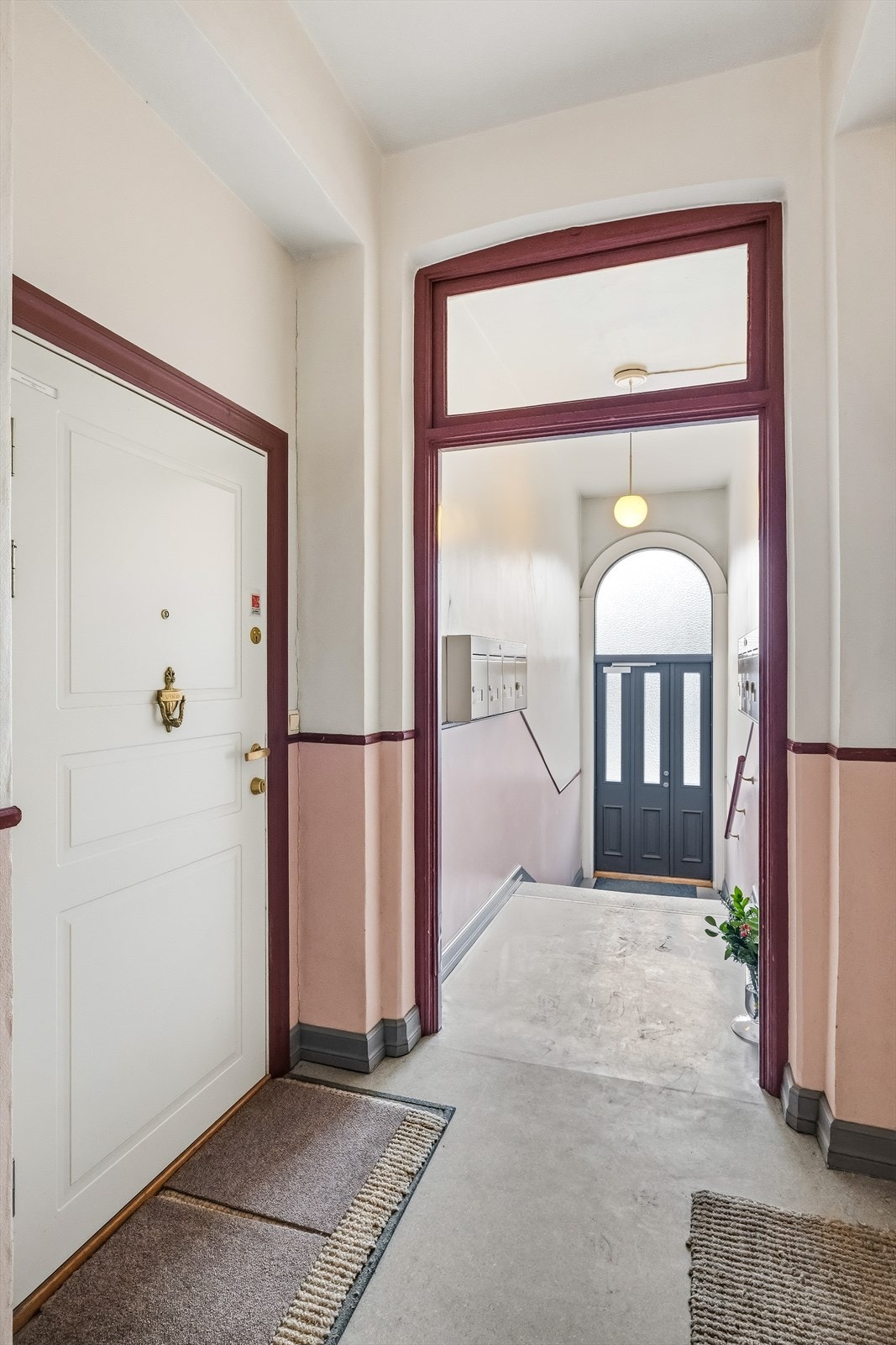 Velholdt oppgang som gir et innbydende førsteinntrykk Galleribilde