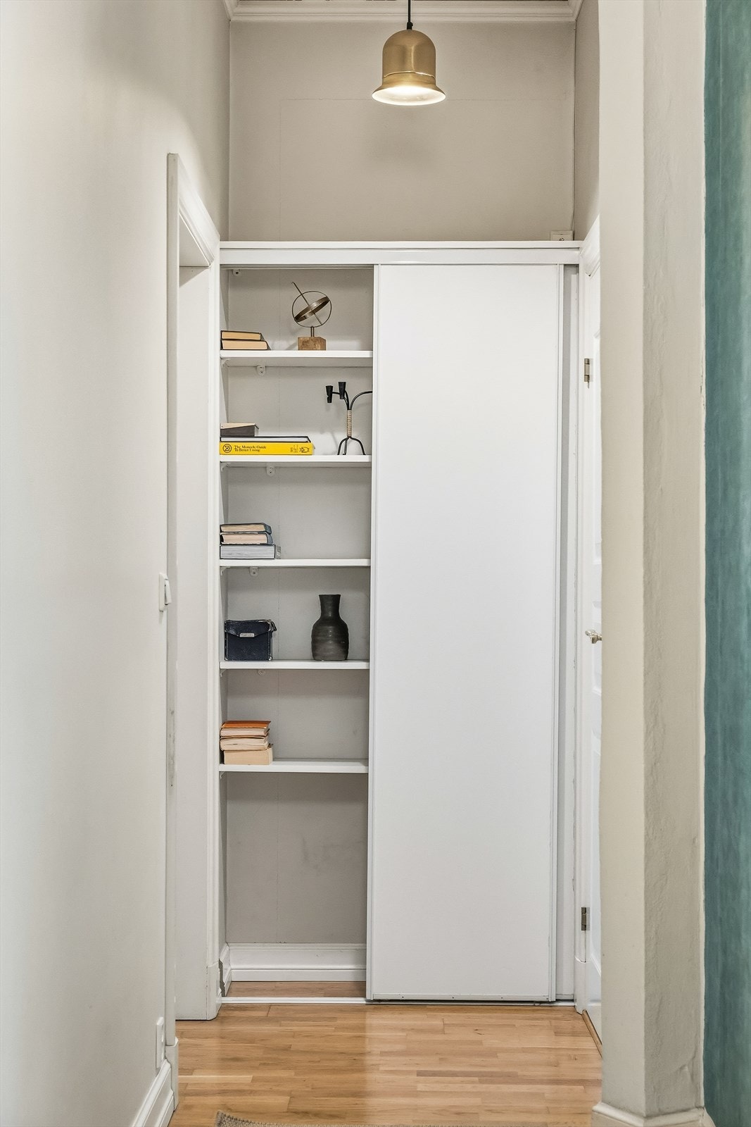 Praktisk skapplass i enden av gangen Galleribilde