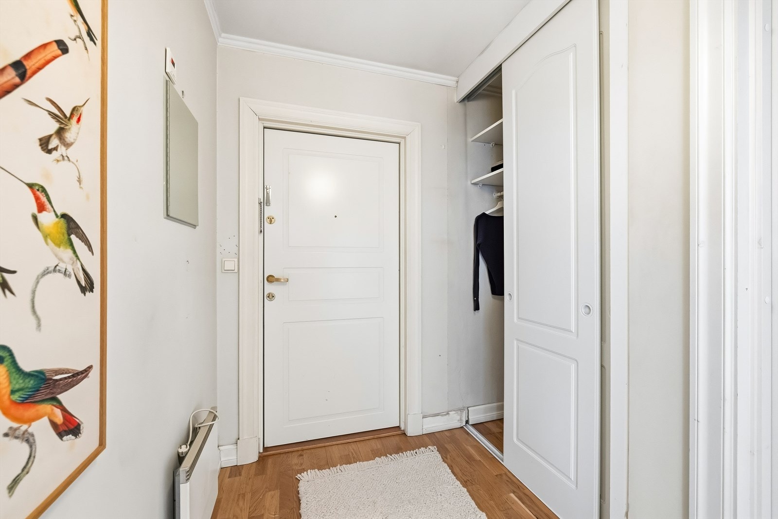 Lys og innbydende entré med praktisk plass til oppbevaring Galleribilde