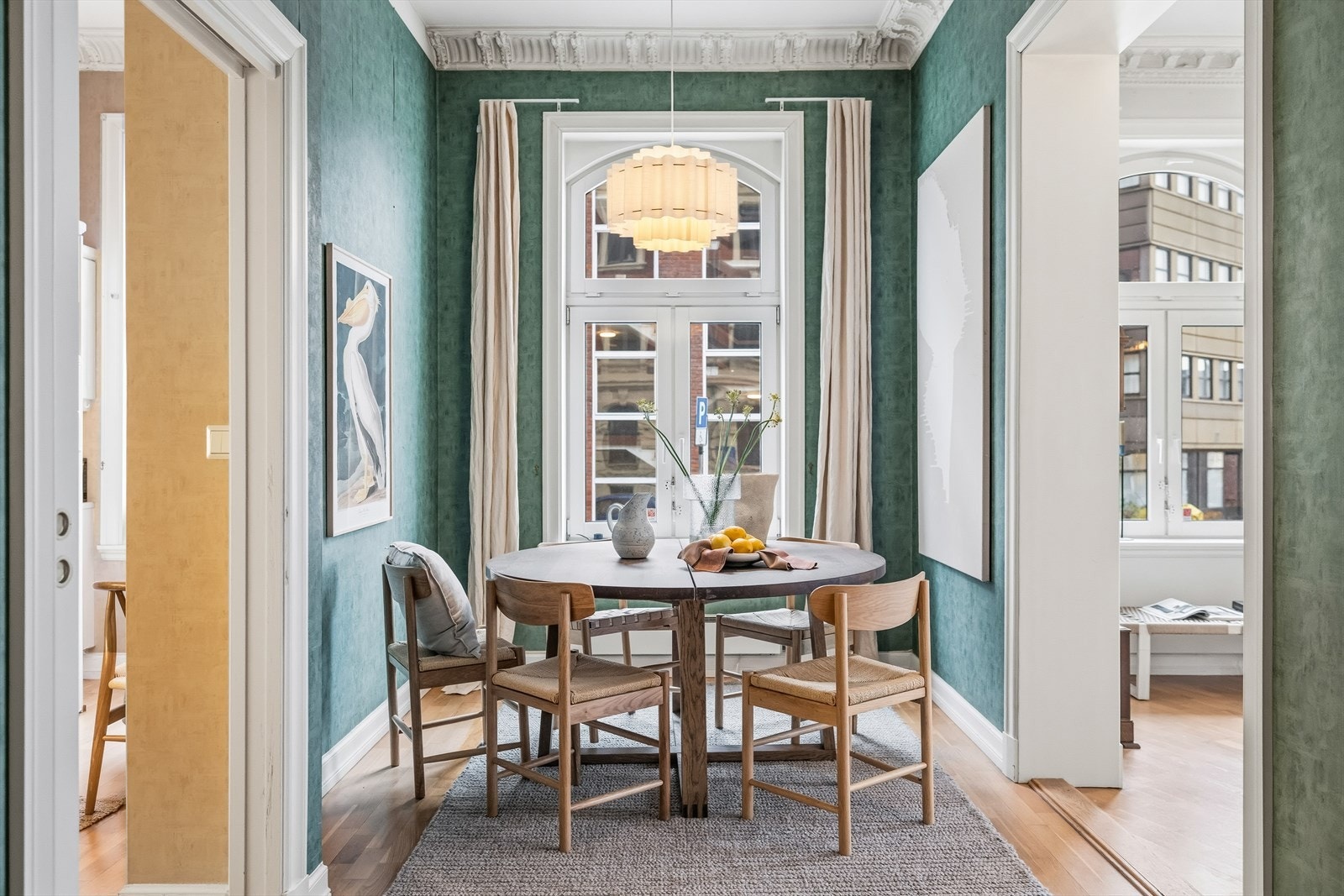 De store vinduene slipper inn et vakkert, naturlig lys Galleribilde