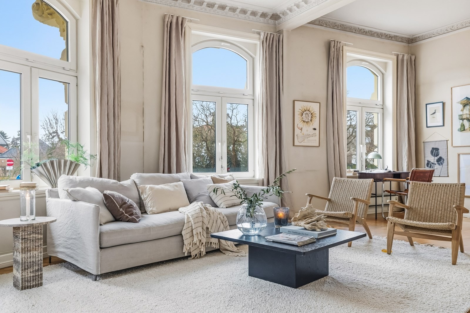 Store vindusflater som slipper inn rikelig med naturlig lys Galleribilde