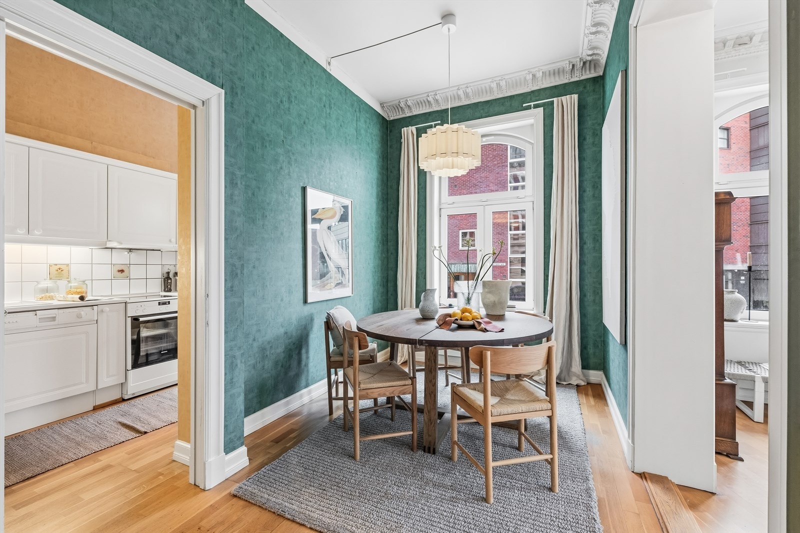 Fra spisestuen er det videre adkomst til kjøkkenet Galleribilde