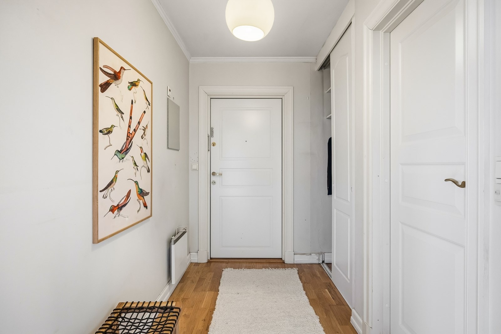 Fra entréen kommer du videre inn til et ekstra baderom Galleribilde