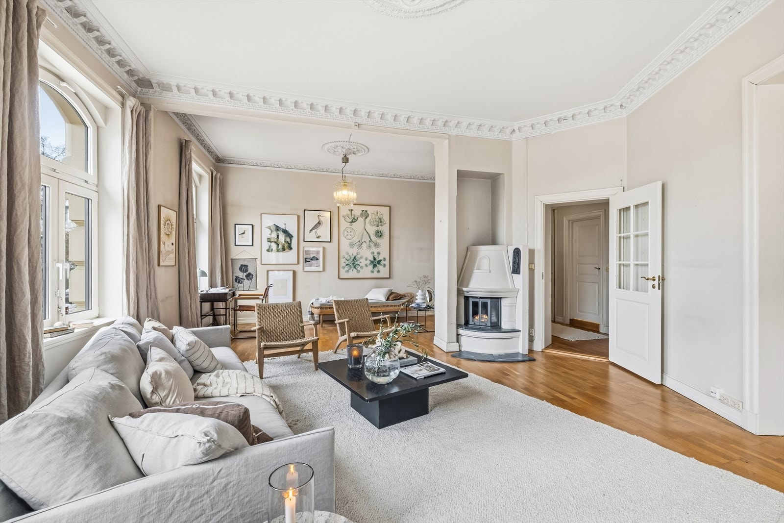 Luftig stue med god takhøyde og vakker stukkatur Galleribilde