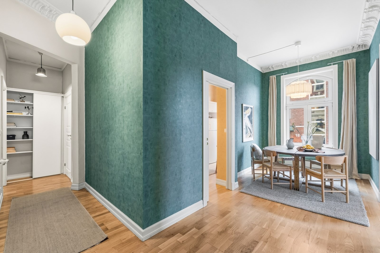 Fra både spisestuen og entréen er det videre adkomst til begge soverommene Galleribilde