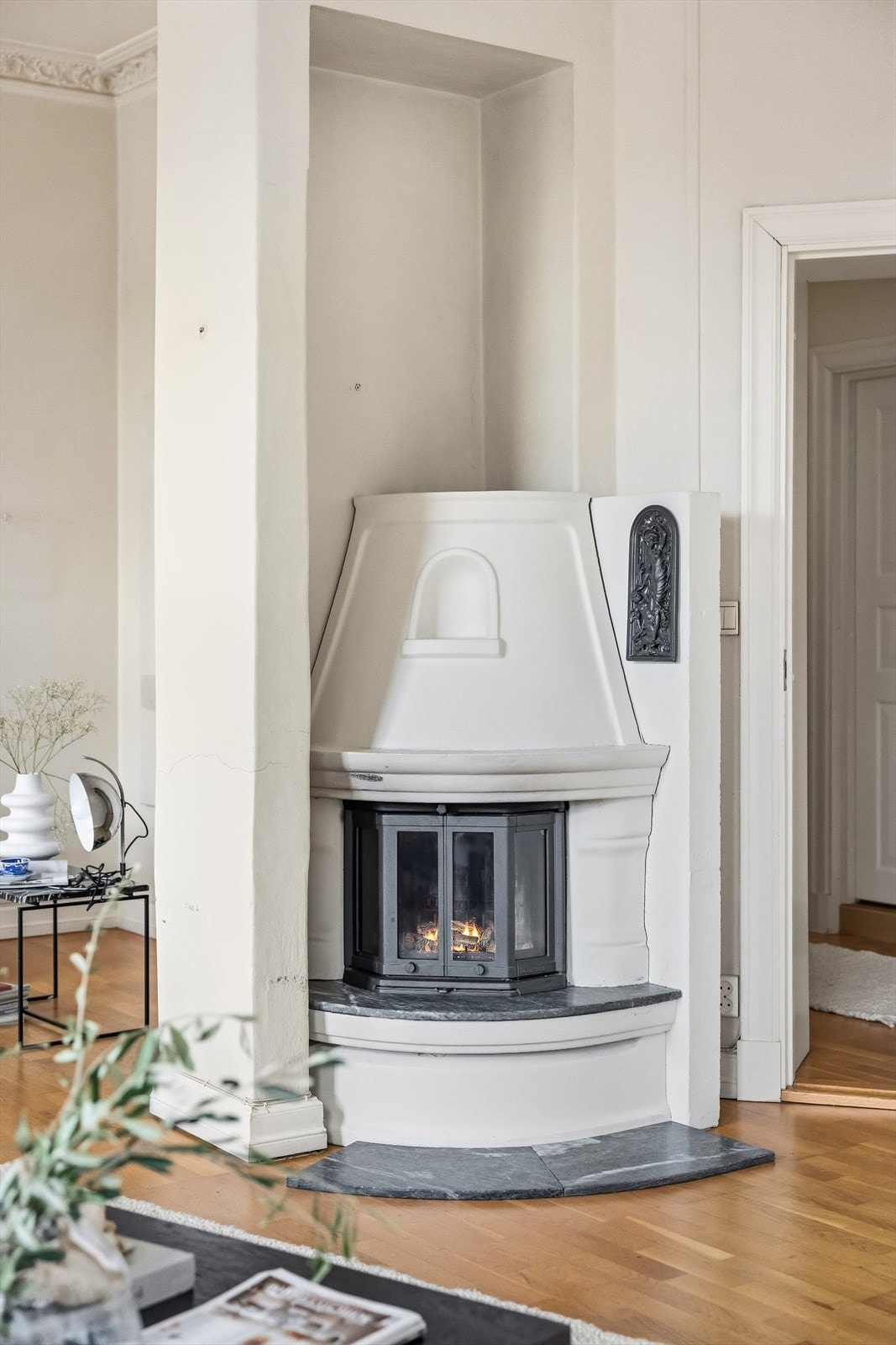 Nydelig peis som tilfører rommet både sjarm og en jevn, behagelig varme gjennom hele sesongen Galleribilde